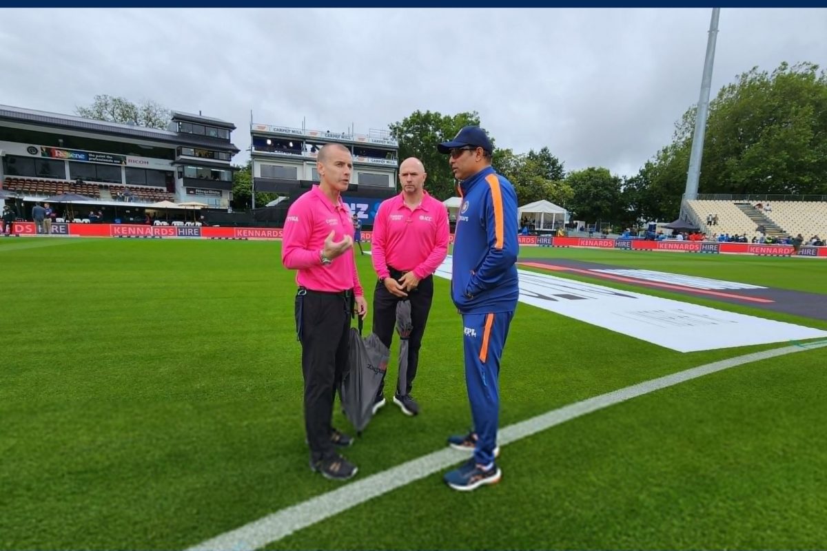 IND vs NZ :  தொடங்கிய மேட்ச்.. குறுக்கே வந்த மழை.. ரசிகர்கள் ஏமாற்றம்!