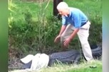 முதலையை பிடிக்க முயன்று கடி வாங்கிய முதியவர்.. வைரலாகும் வீடியோ