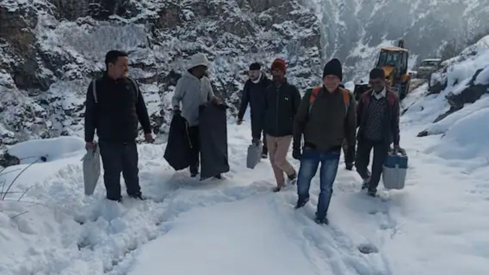 WATCH - ஓட்டு முக்கியம்.. அடர் பனி மலையில் 15 கிமீ தூரம் ஏறிச் சென்று தேர்தல் நடத்திய அலுவலர்கள்!