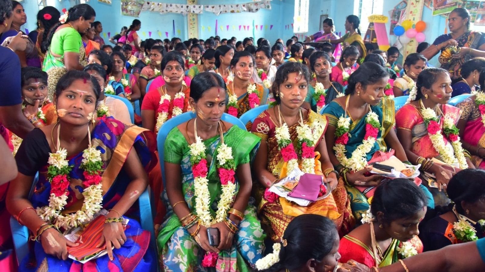 புடவை முதல் பழங்கள் வரை.. விராலிமலையில் அரசின் சார்பில் நடந்த வளைகாப்பு விழா.. நெகிழ்ந்த கர்ப்பிணி பெண்கள்