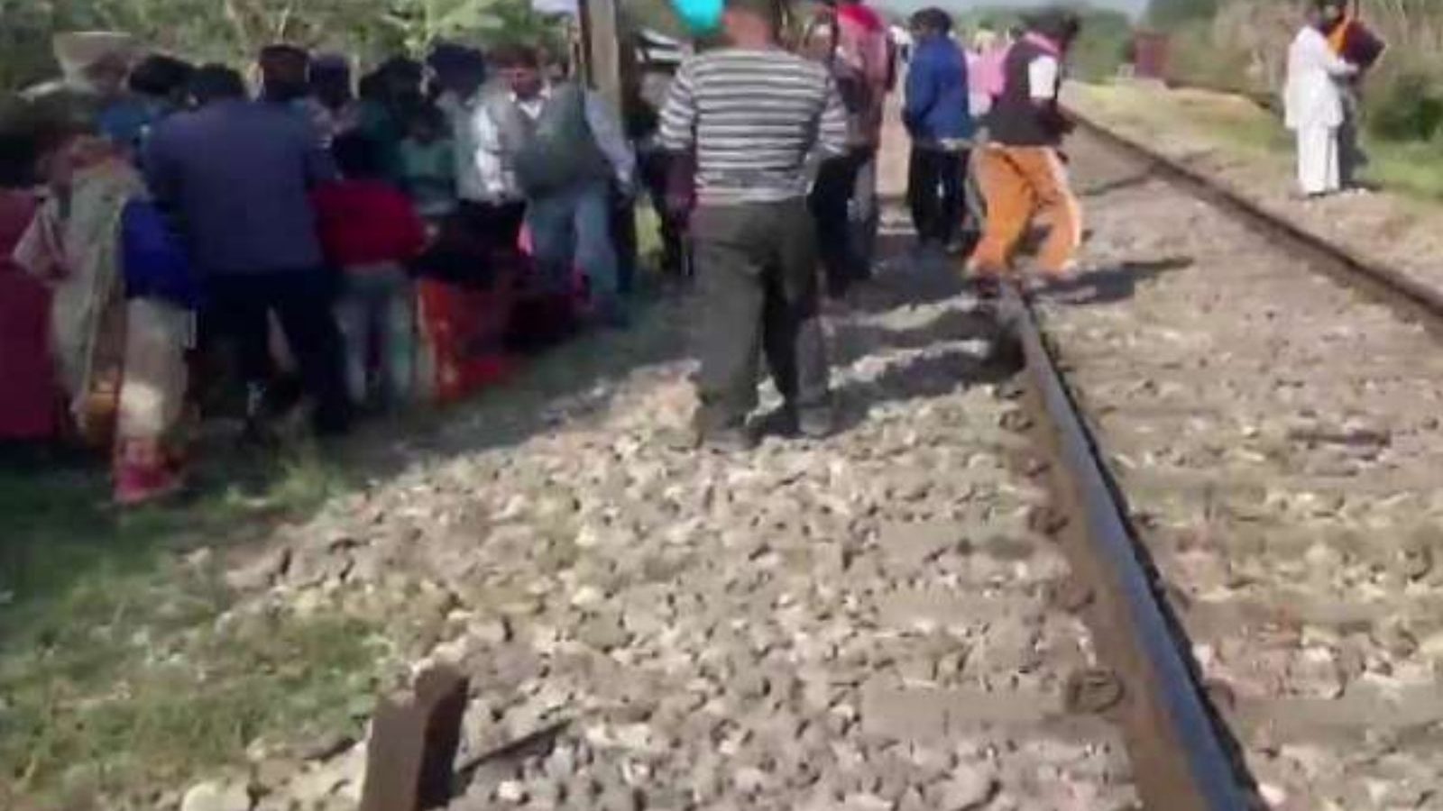 ஜெர்ரி பழம்.. ரயில்வே ட்ராக்.. புலம்பெயர் தொழிலாளர்களின் குழந்தைகள் 3பேர் ரயில் மோதி பலி.. அதிர்ச்சி சம்பவம்!