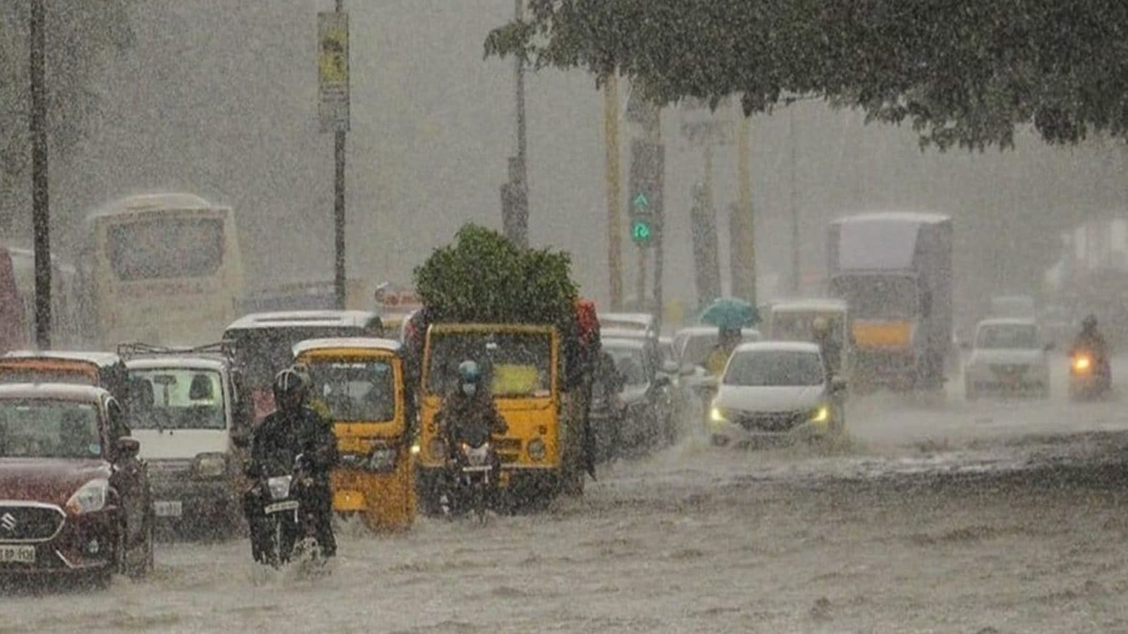 மெல்ல நெருங்கும் மாண்டஸ் புயல்.. தமிழகத்திற்கு நாளை ரெட் அலெர்ட்... வானிலை மையத்தின் முக்கிய எச்சரிக்கை!
