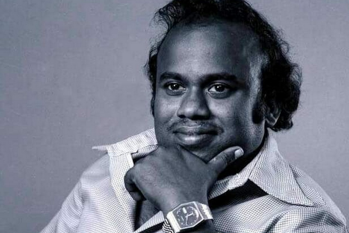  1951ஆம் ஆண்டு மார்ச் 26ஆம் நாள் ராமநாதபுரம் மாவட்ம் முதுகுளத்தூர் அருகே உள்ள இளஞ்செம்பூரில் பிறந்தவர் செந்தில். இவருடைய தந்தை ராமமூர்த்தி. செந்திலுக்கு முனுசாமி என்று பெயர் வைத்தார். அவருக்கு உடன் பிறந்தவர்கள் 6 பேர். அவர்களுள் செந்தில் 3 வதுதாக பிறந்தவர்.