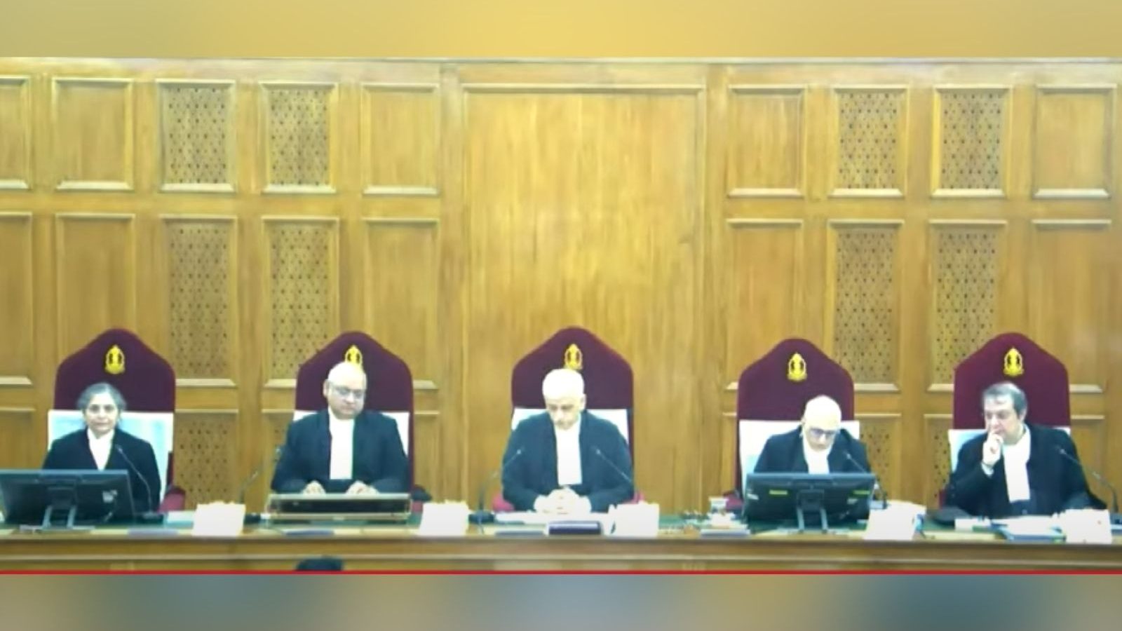 உயர்ஜாதி ஏழைகளுக்கான 10% இடஒதுக்கீடு செல்லும் - உச்சநீதிமன்றம் தீர்ப்பு