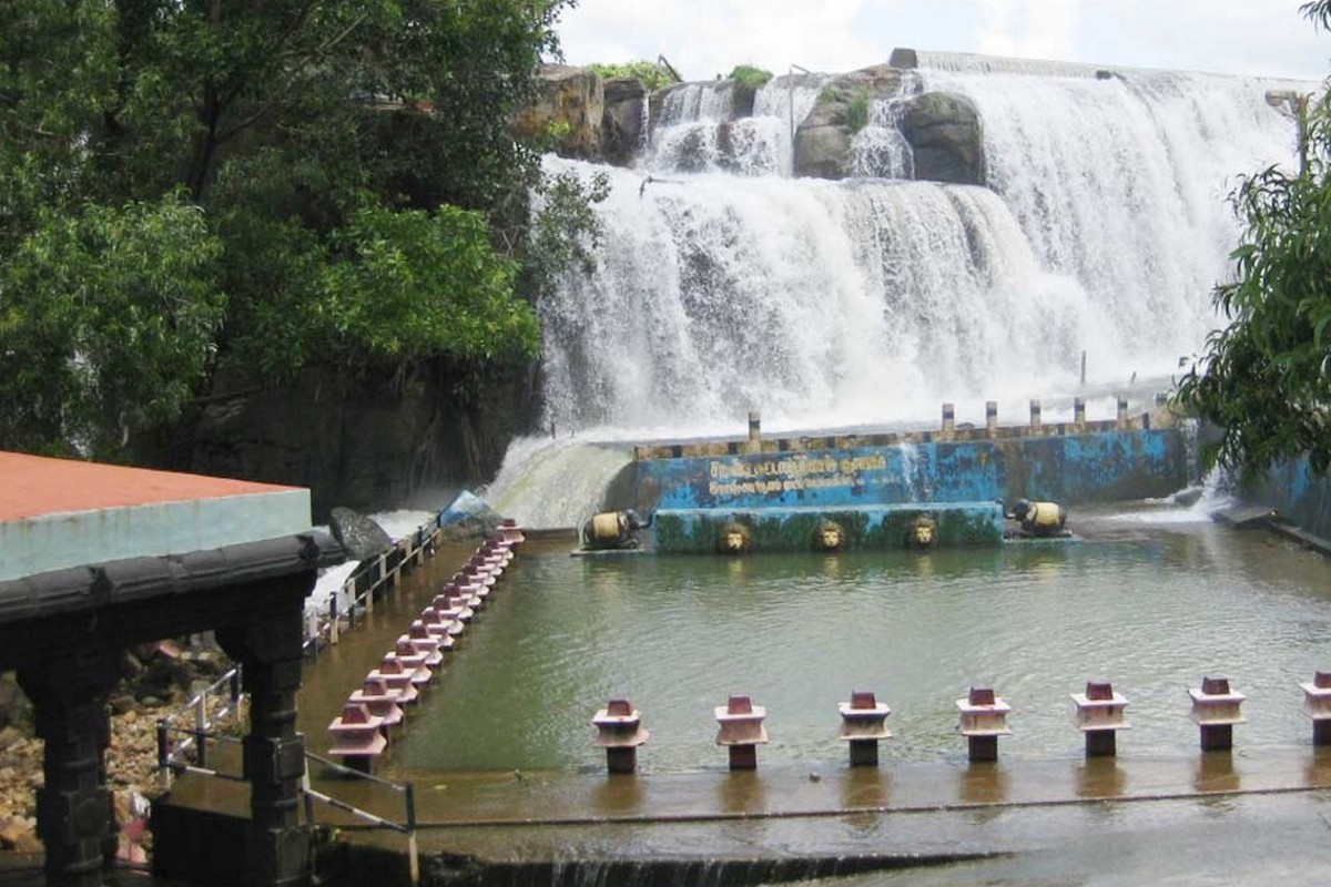  இந்த திற்பரப்பு அருவிக்கு செல்லும் வழியில் அழகான பூங்கா வடிவமைக்கப்பட்டுள்ளது. இந்த திற்பரப்பு அருவிக்கு கோதையாற்றில் இருந்து தண்ணீர் வருகிறது. சுமார் 50 அடி உயரத்தில் இருந்து கொட்டும் இந்த அருவியில் எடுக்கப்பட்ட படங்கள் குறித்து பார்ப்போம்.