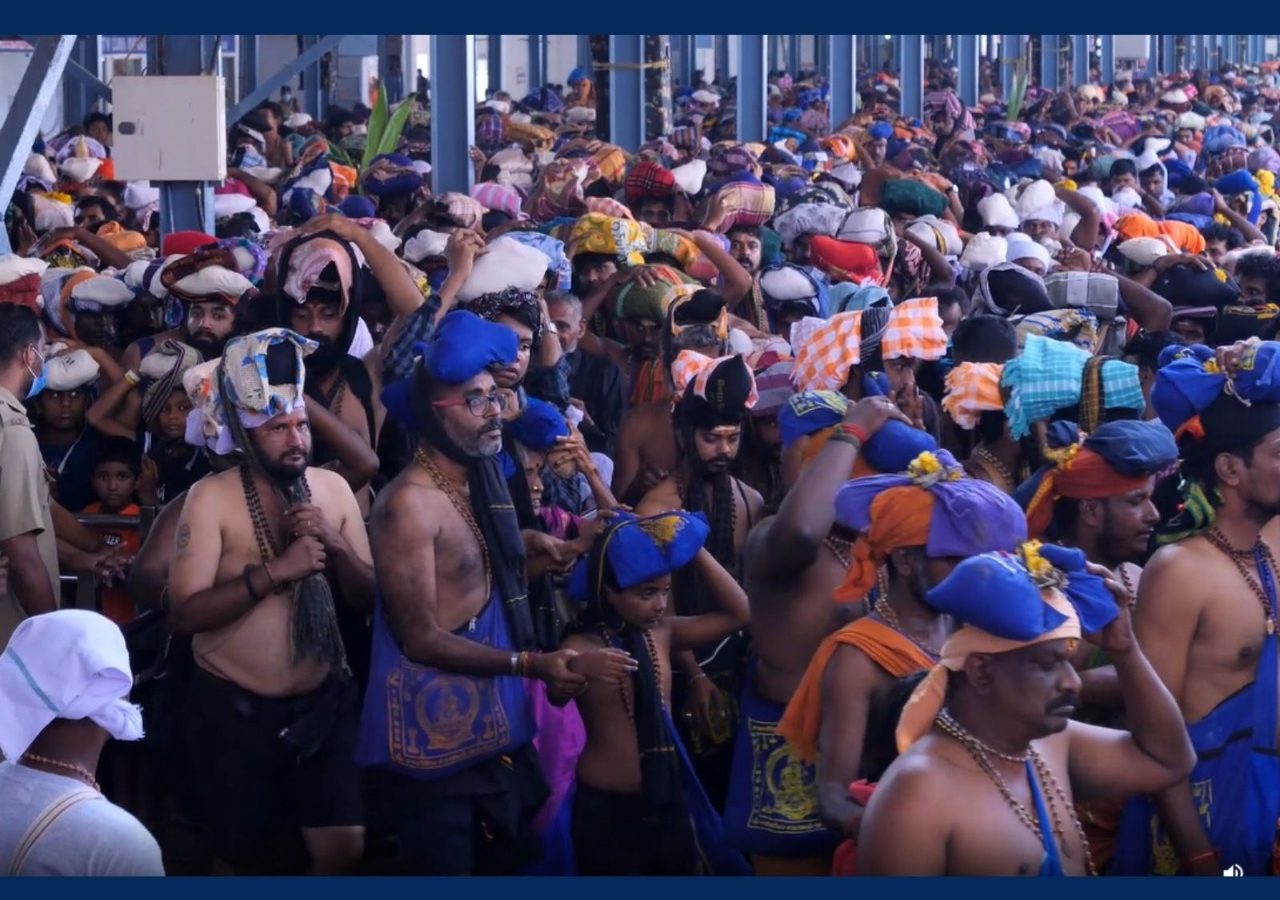 சபரிமலையில் குவியும் பக்தர்கள் : இதுவரை 10 லட்சம் பேர் சாமி தரிசனம்..!