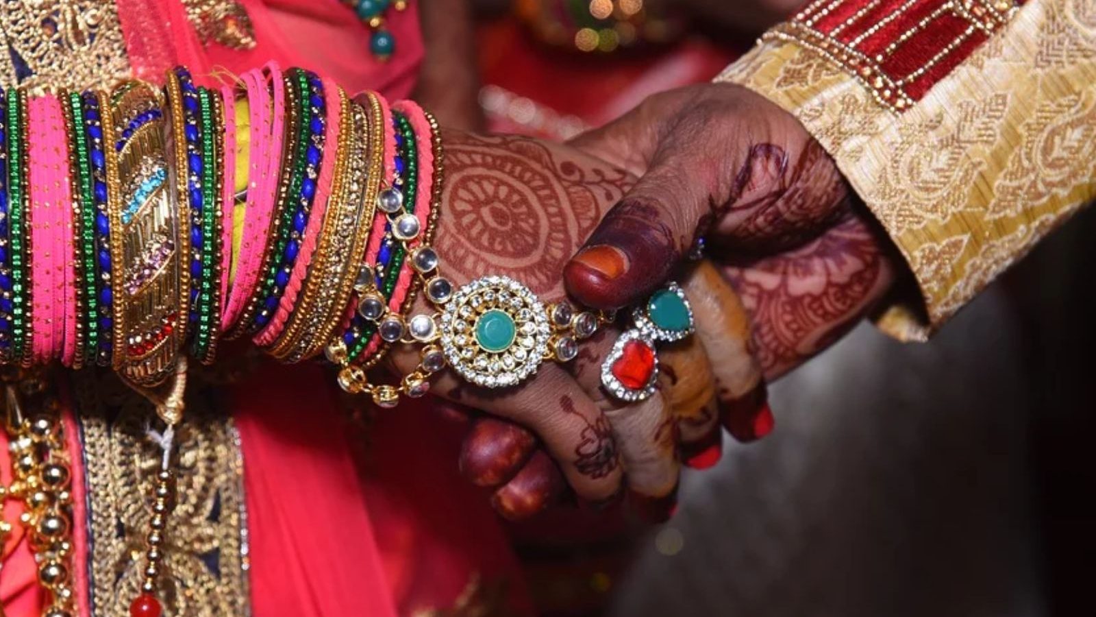 திருமணம் முடிந்த சில மணி நேரங்களில்...மணமகன் தம்பியை கரம் பிடித்த மணமகள்!