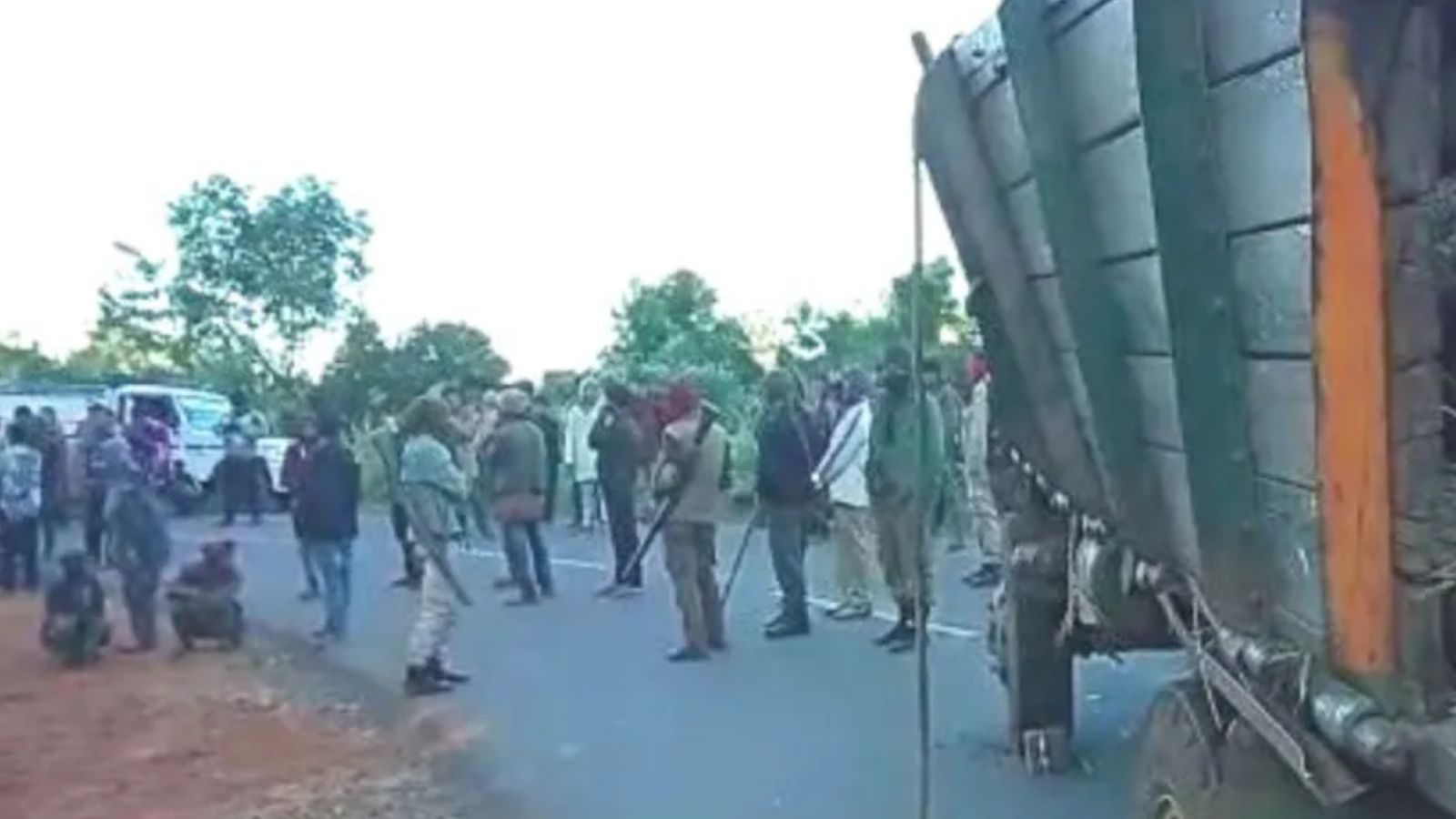 மேகாலயா- அசாம் எல்லையில் வன்முறை.. 5 பேர் பலி... இணைய சேவை ரத்து- வேறு மாநில வாகனங்களுக்கும் தடை