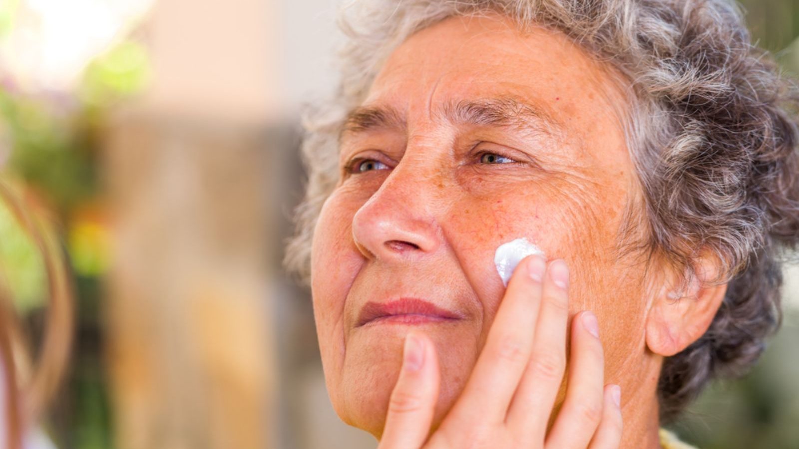 வயதாக வயதாக சருமத்தில் உண்டாகும் மாற்றங்களை தடுக்க முடியுமா..? நிபுணர் கூறும் டிப்ஸ்..!