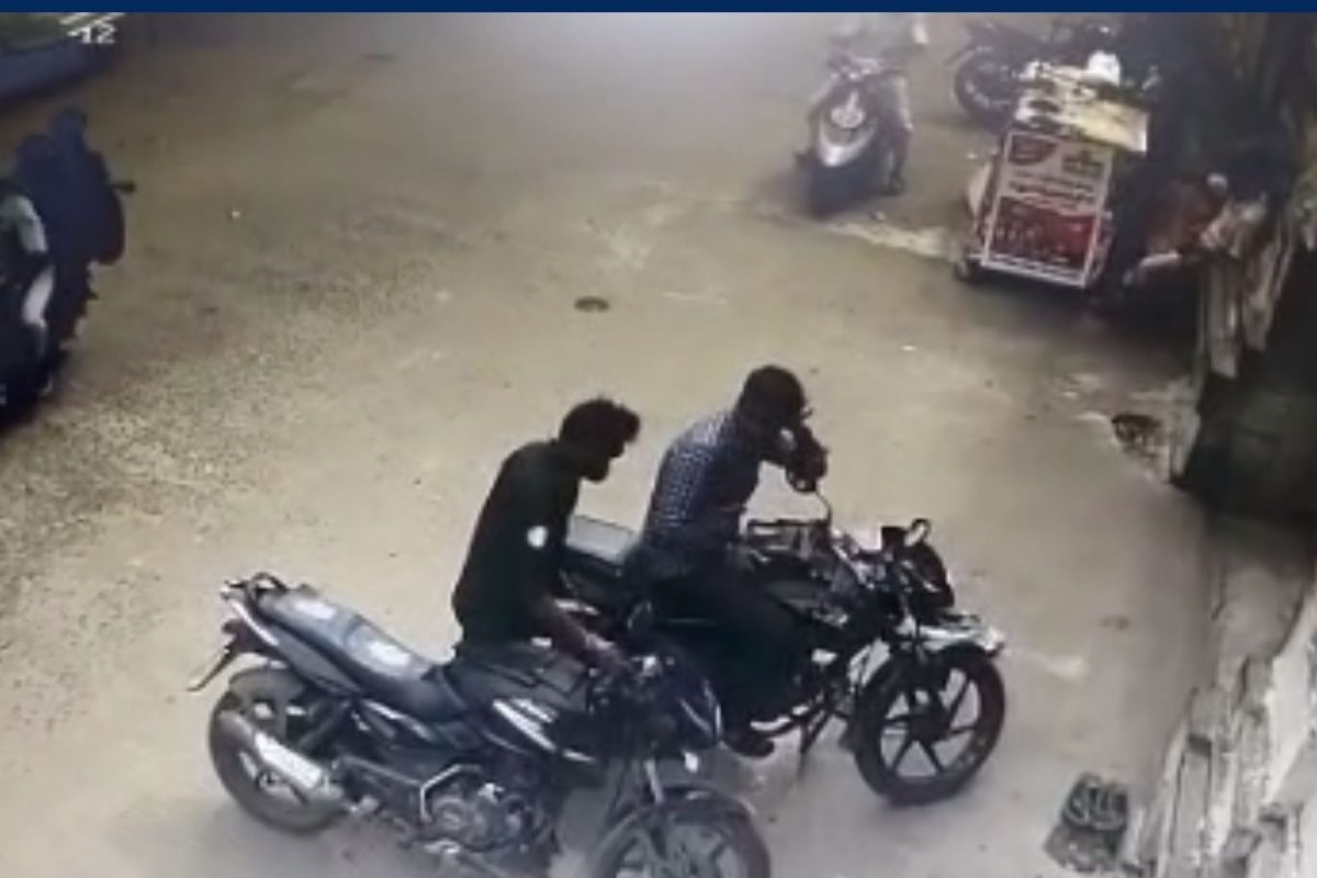 கோயில் முன்பு நிறுத்தி வைக்கப்பட்டிருந்த பைக் திருடிய மர்ம நபர்கள்!