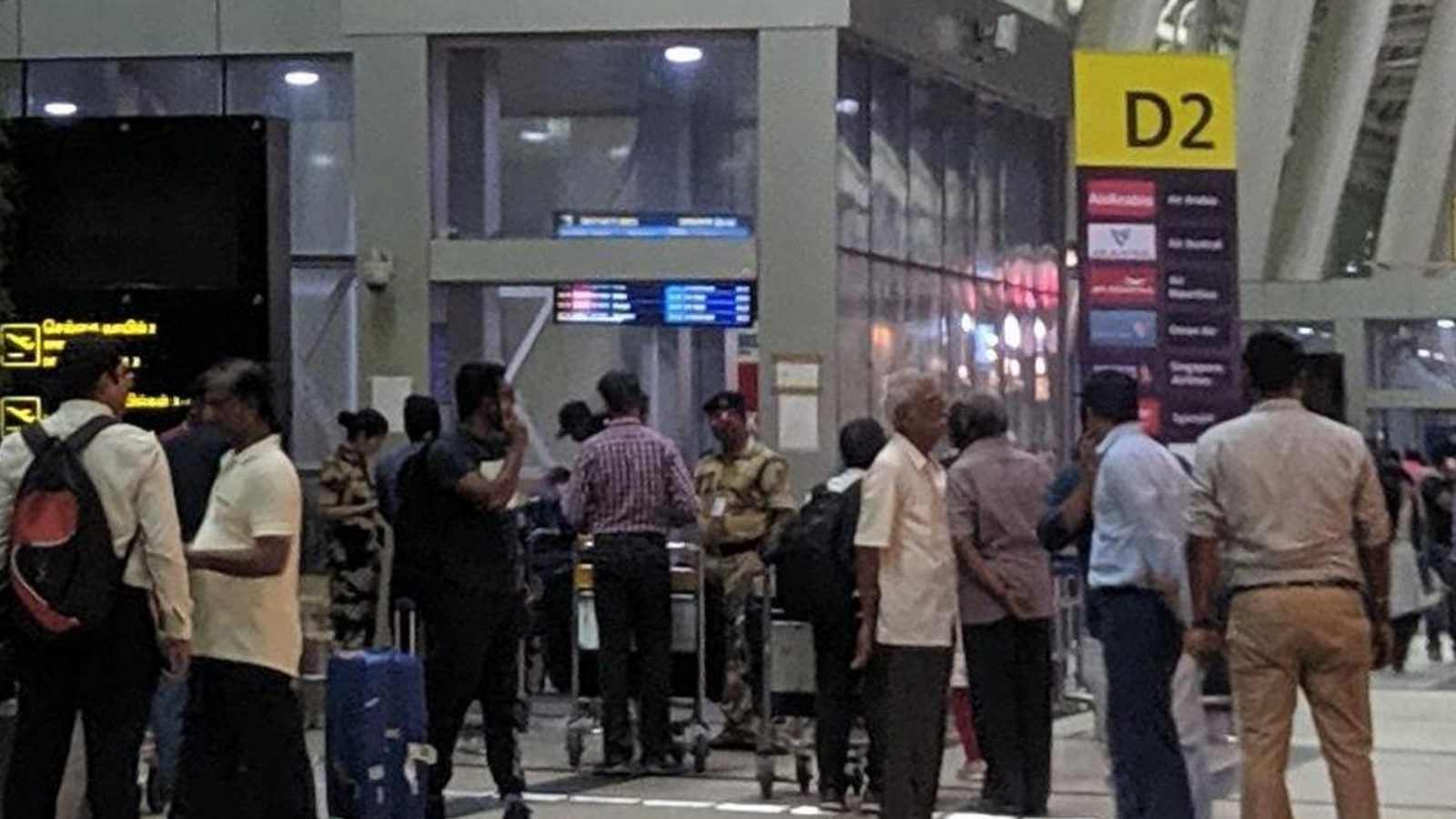 விமானம் வெடித்து சிதறும்.. மர்மநபரின் இ-மெயிலால் சென்னை விமான நிலையத்தில் பதற்றம்!