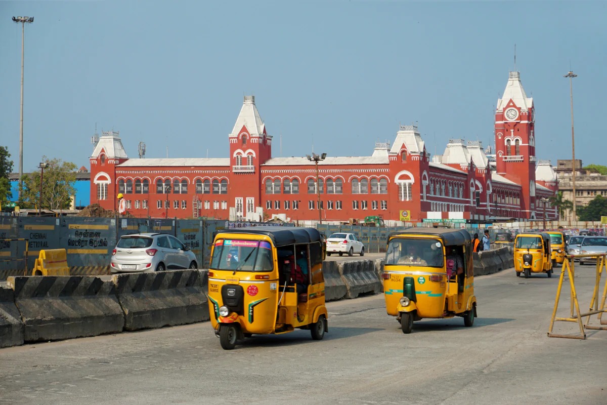  ,[object Object], தமிழ்நாட்டின் தலைநகரான சென்னைக்கு இந்தியாவின் பல பகுதிகளில் இருந்தும் சிகிச்சைக்காக மக்கள் படையெடுக்கின்றனர். கிட்டத்தட்ட 40% நோயாளிகள் சென்னையில் மருத்துவ சிகிச்சை பெற விரும்புவதாக தெரிவித்துள்ளனர். வருடத்திற்கு 200க்கும் அதிகமான வெளிநாட்டு மக்கள் மருத்துவ காரணங்களுக்காக சென்னைக்கு சிகிச்சைக்கு வருவதாக அறிக்கைகள் தெரிவிக்கின்றன.