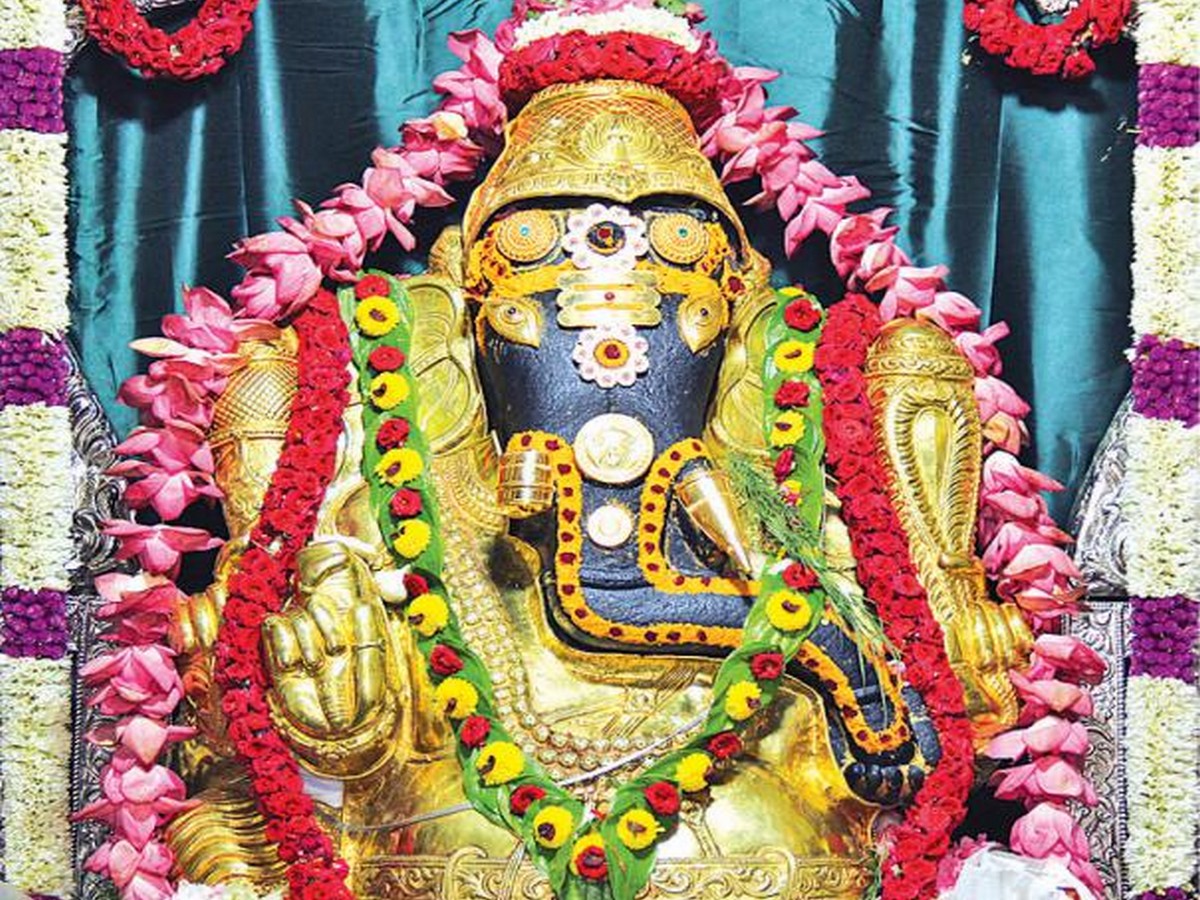  இது தவிர்த்து சில அறிவுப் பூர்வமான விளக்கங்களும் கொடுக்கப்படுகிறது. பஞ்ச பூத தத்துவத்தை விளக்கும் உருவம் தான் விநாயகர் என்றும் அவரின் இரண்டு தந்தங்களுள் ஒன்று உணர்ச்சி மற்றொன்று ஞானம் என்றும், ஞானம் முழுமையாய் இருக்கும்போது உணர்வின்நிலை குறைவாகவே இருக்கும் என்பதை உணர்த்தும் விதமாக விநாயகர் உருவம் அவ்வாறு வடிவமைக்கப்பட்டுள்ளதாக கூறப்படுவதுண்டு. காரணம் எதுவானாலும் சரி, முழு முதற்கடவுளாக விநாயகர் திகழ்கிறார் என்பதில் சந்தேகமேயில்லை.