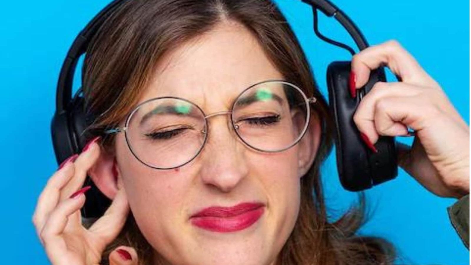 இயர்பட்ஸ்களால் அதிகரிக்கும் காது கேளாமை பிரச்னை... ஆபத்தில் இளைஞர்கள்- திடுக்கிடும் ஆய்வு முடிவுகள்!