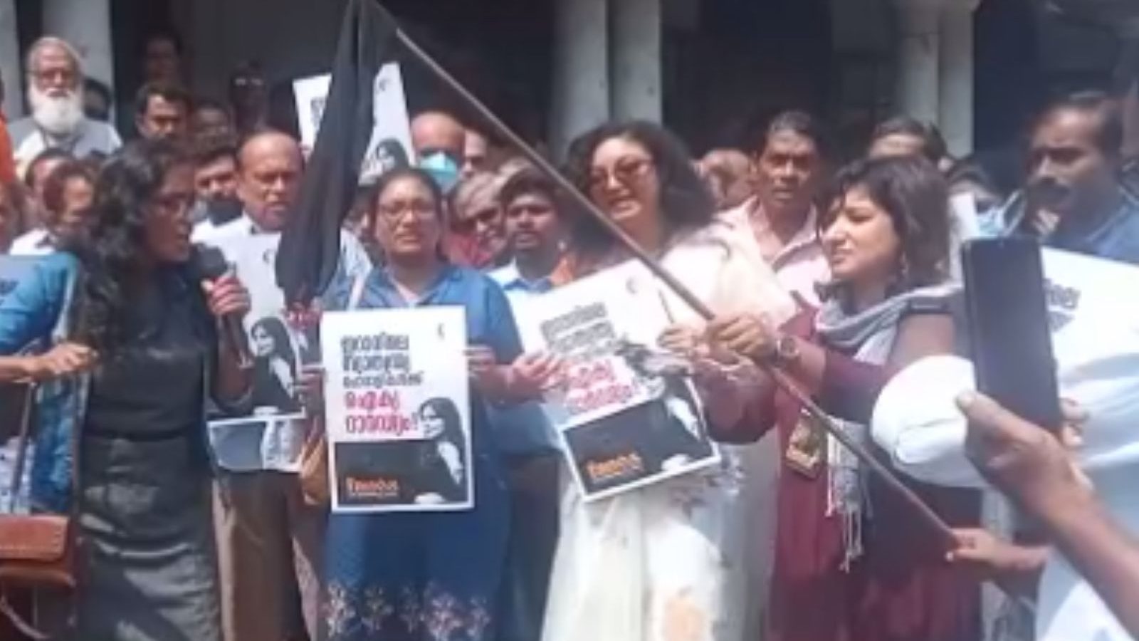 ஈரான் போராட்டத்துக்கு ஆதரவு... ஹிஜாப்பை எரித்து போராட்டம் செய்த கேரள பெண்கள்!