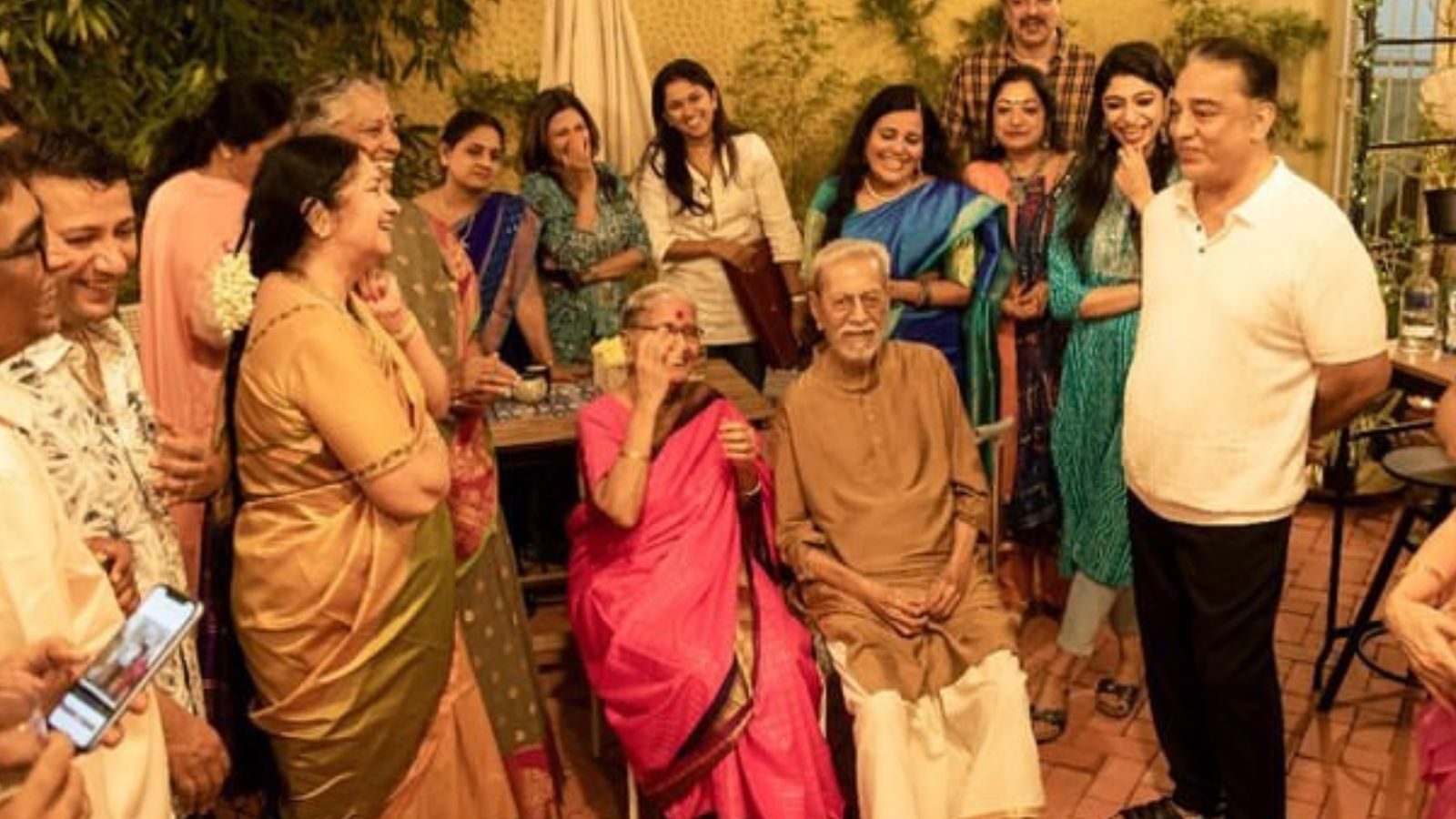 Kamal Haasan: அண்ணன், அண்ணி உள்ளிட்ட குடும்பத்தினருடன் பிறந்தநாளைக் கொண்டாடிய கமல்... வைரலாகும் படங்கள்!