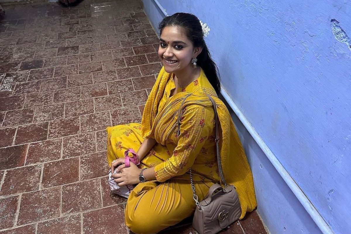 பூர்வீக கிராமத்திலுள்ள முன்னோர்கள் வீட்டுக்கு விசிட் செய்த கீர்த்தி!