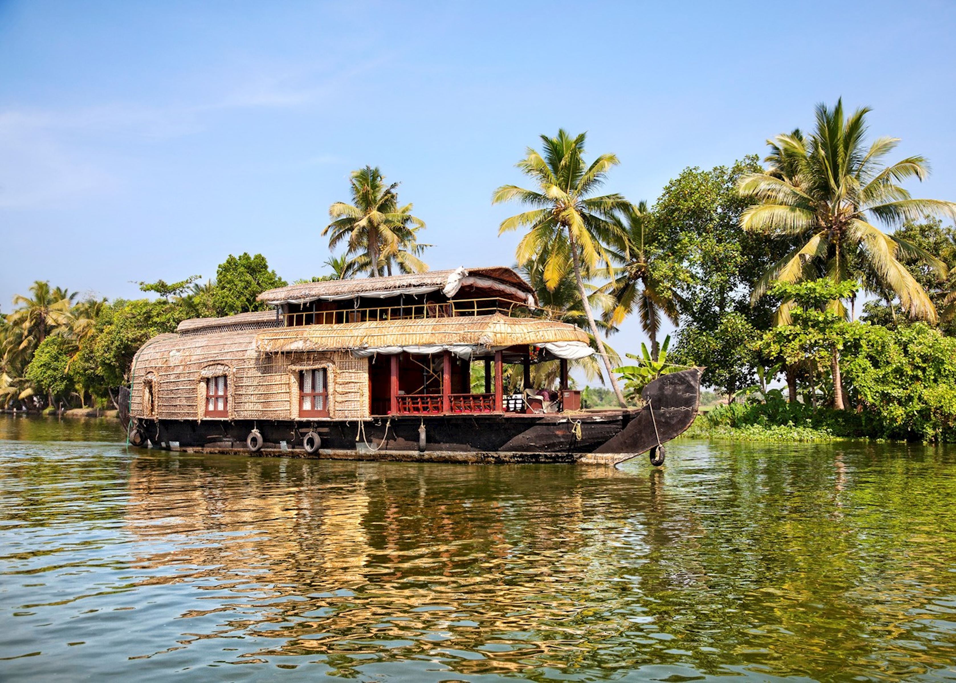  ,[object Object],கேரள மாநிலத்தில் உள்ள ஆலப்புழா என்ற இடத்தில் சர்வதேச நாடுகளை சேர்ந்த மக்கள் பலரும் சிகிச்சைக்காக இந்த இடத்திற்கு வருகின்றனர். இயற்கை எழில் மிகுந்த அந்த இடத்தில் இன்றும் பாரம்பரிய முறையில் மிக சிறப்பான சிகிச்சைகள் அளிக்கபடுகிறது. உடலுக்கு புத்துணர்ச்சி அளிக்கும் பல்வேறு விதமான மசாஜ்களும் இயற்கை முறை மருத்துவ சிகிச்சைகளும் மக்களை இந்த இடத்தை நோக்கி படையெடுக்க வைக்கிறது.