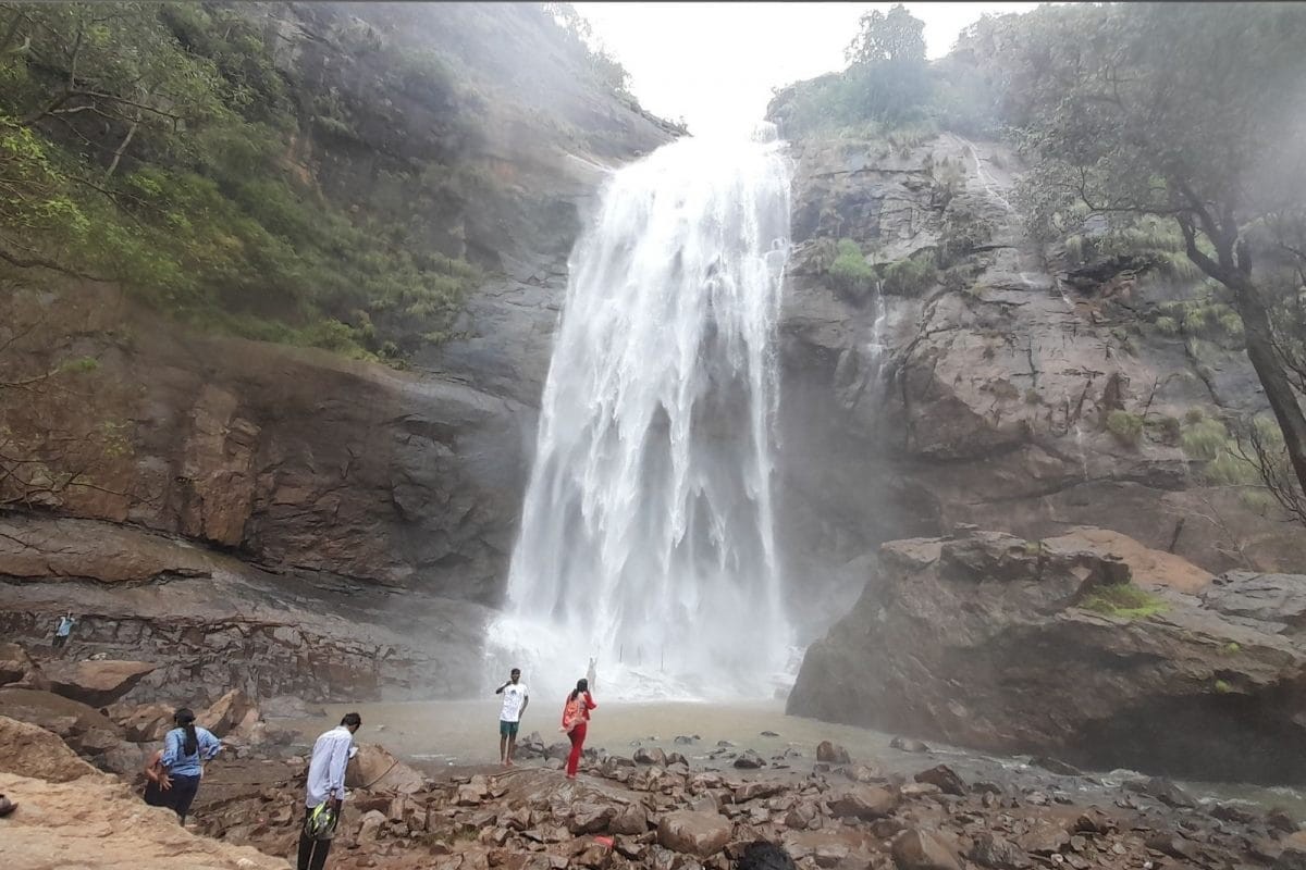 கொல்லிமலையில் உள்ள அறப்பளீஸ்வரர் கோயிலுக்கு அருகில் உள்ள ஆகாய கங்கை அருவியானது. அடடா என்னே அழகு என்று வியக்கவைக்கும். மூலிகை தன்மையுடன் கொட்டும் அந்த அருவியில் குளித்து மகிழலாம். இந்த அருவி 140 அடி உயரத்தில் இருந்து கொட்டும் பேரழகை பார்த்து ரசித்துக் கொண்டே இருக்கலாம்.