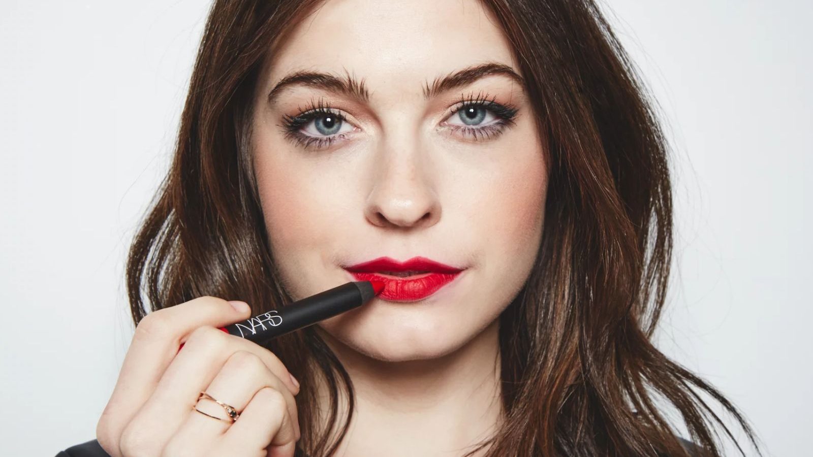 ரெட் லிப்ஸ்டிக்கை சரியாக அப்ளை செய்வது எப்படி? ட்ரிக்ஸ்களை இங்கே தெரிந்து கொள்ளுங்கள்!