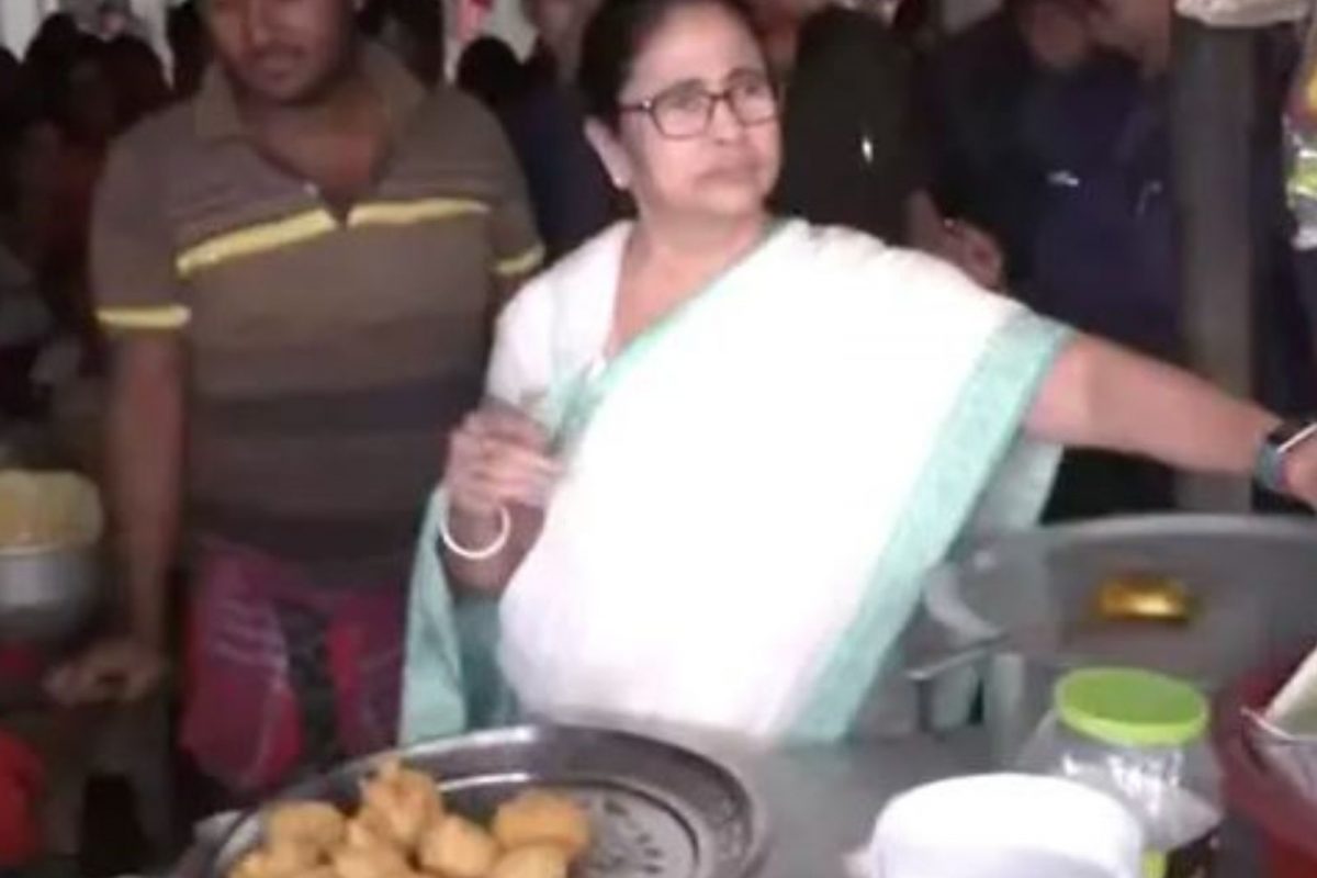 டீக்கடையில் போண்டா பொட்டலம் மடித்துகொடுத்த மம்தா