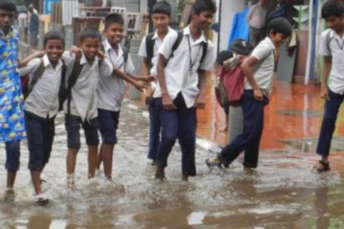 சீர்காழியில் பள்ளிகளுக்கு மட்டும் விடுமுறை சீர்காழியில் பள்ளிகளுக்கு மட்டும் விடுமுறை