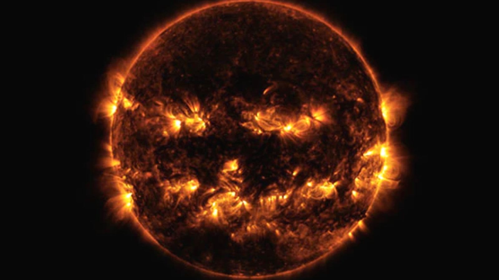 ஹாலோவீன் அன்று கொடூரமாக சிரிக்கும் சூரியனின் படத்தை வெளியிட்ட நாசா!