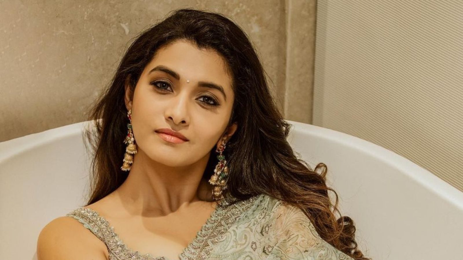 பாத் டப்பில் போட்டோஷூட்..! ப்ரியா பவானி சங்கரின் லேட்டஸ்ட் க்ளிக்ஸ்..