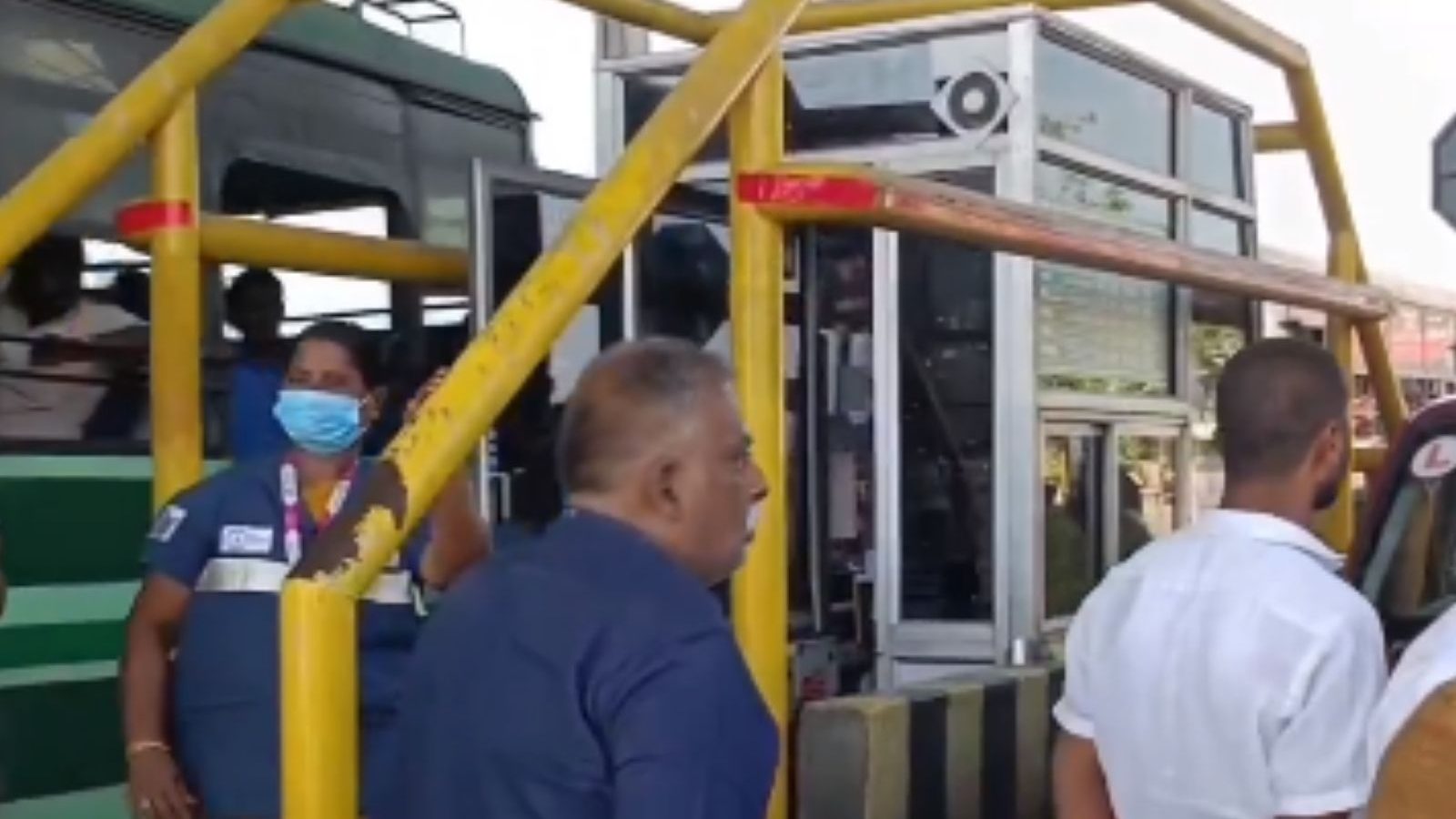 உள்ளூர் வாகனங்களுக்கு கட்டணம் வசூல்.. கப்பலூர் சுங்கசாவடியை கண்டித்து திருமங்கலத்தில் கடையடைப்பு போராட்டம்!