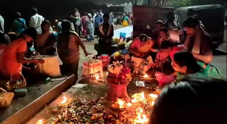  பெண்கள் ஆண்கள் குழந்தைகள் என அனைவரும் சேர்ந்து பூஜை செய்தனர்.