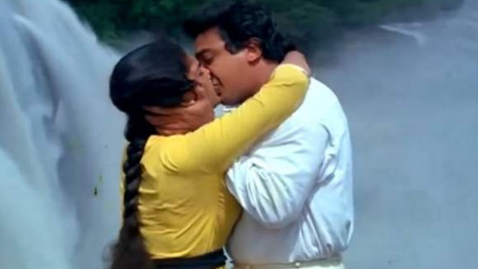 புன்னகை மன்னனில் நடிகையின் அனுமதி இல்லாமல் முத்தம் கொடுத்த கமல்