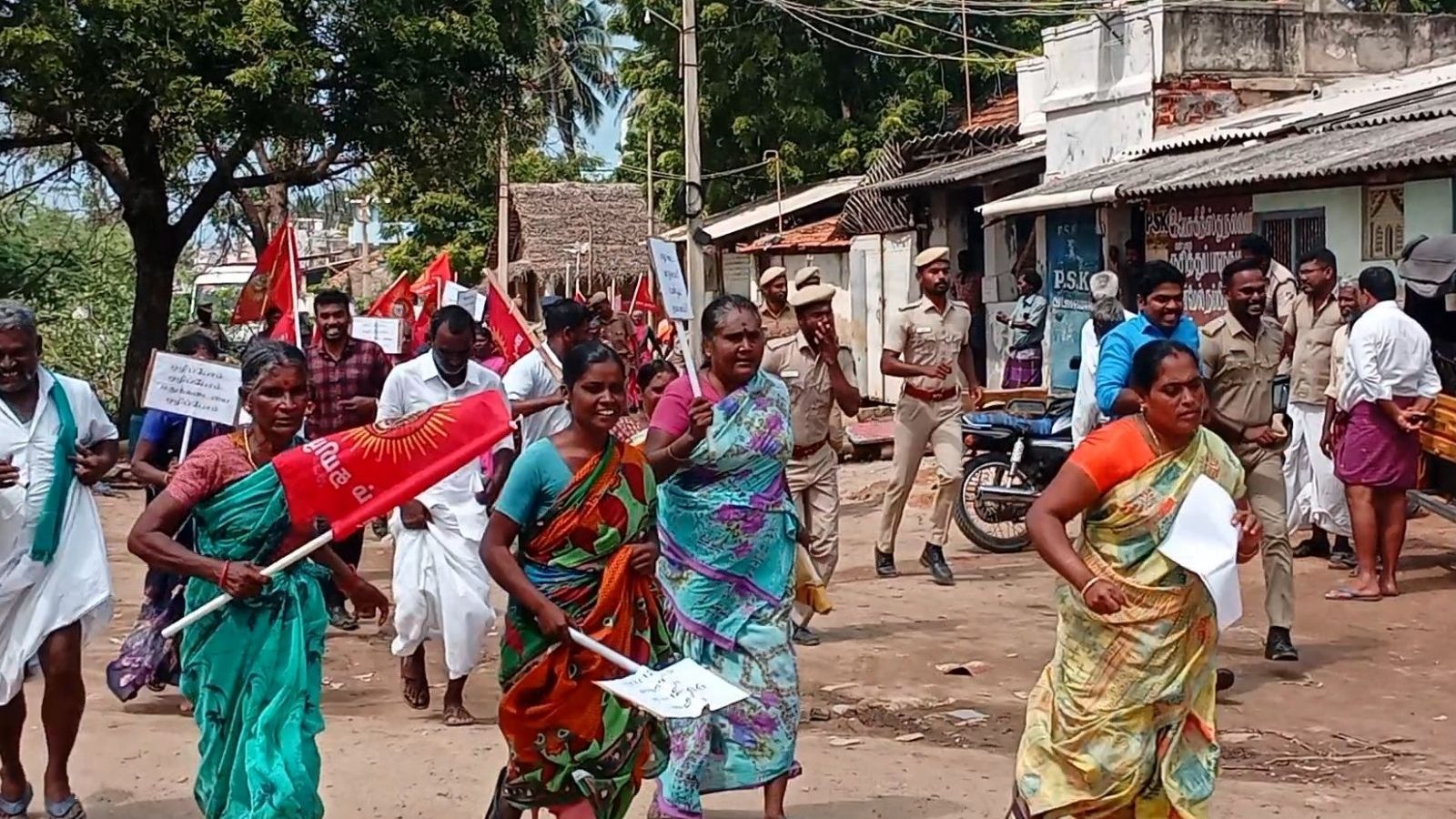 ராமநாதபுரத்தில் டாஸ்மாக் கடையை பெண்கள் முற்றுகை... மதுப்பிரியர்கள் தலைத்தெறிக்க ஓட்டம்..