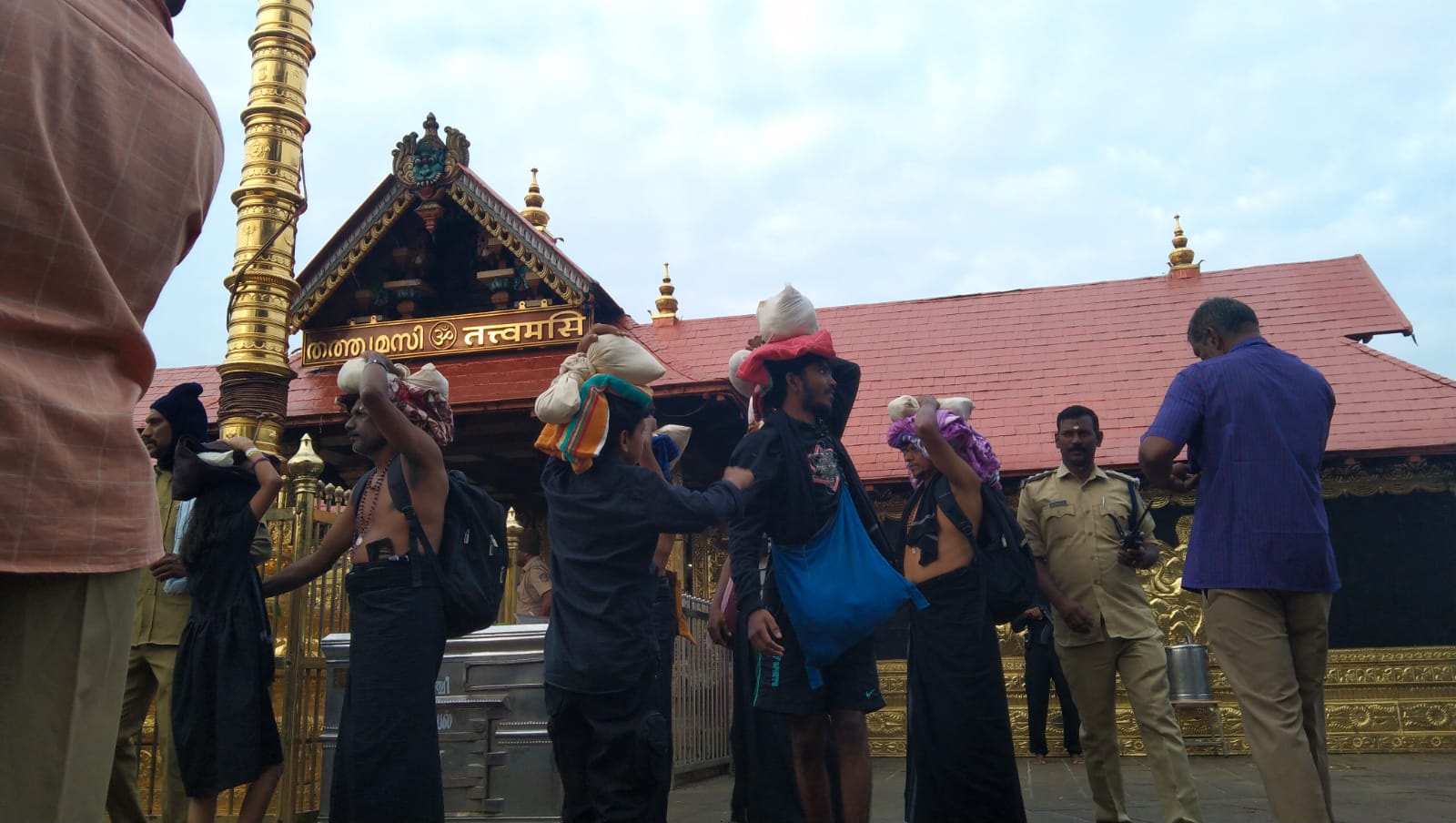  எனவே நாளை காலை 5 மணிக்கு கோயில் நடை திறக்கப்படும். அதன் பிறகு காய், கனிகள் அடுக்கி பூஜை செய்யப்படும் என்றும் சாமிக்கு படைக்கப்பட்ட காய், கனிகள், பக்தர்களுக்கு பிரசாதமாக வழங்கப்படும் என்று கோயில் நிர்வாகம் கூறியுள்ளது.