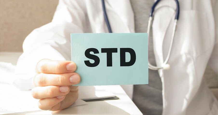  பாலியல் தொற்று (sexually transmitted diseases or STD ) என்பது பாதுகாப்பற்ற உடலுறவில் ஈடுபடும்போது உண்டாகும் நோய். ஆனால் சில நேரங்களில் நீங்கள் உடலுறவின்போது புணர்ச்சியில் ஈடுபடாமலும் பாலியல் தொற்று ஏற்படுவதற்கான வாய்ப்புகள் உண்டு. அவை என்னென்ன பார்க்கலாம்.