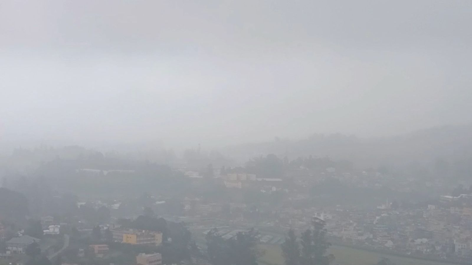 உதகையில் கடும் பனி மூட்டம்.. இயல்பு வாழ்க்கை பாதிப்பு