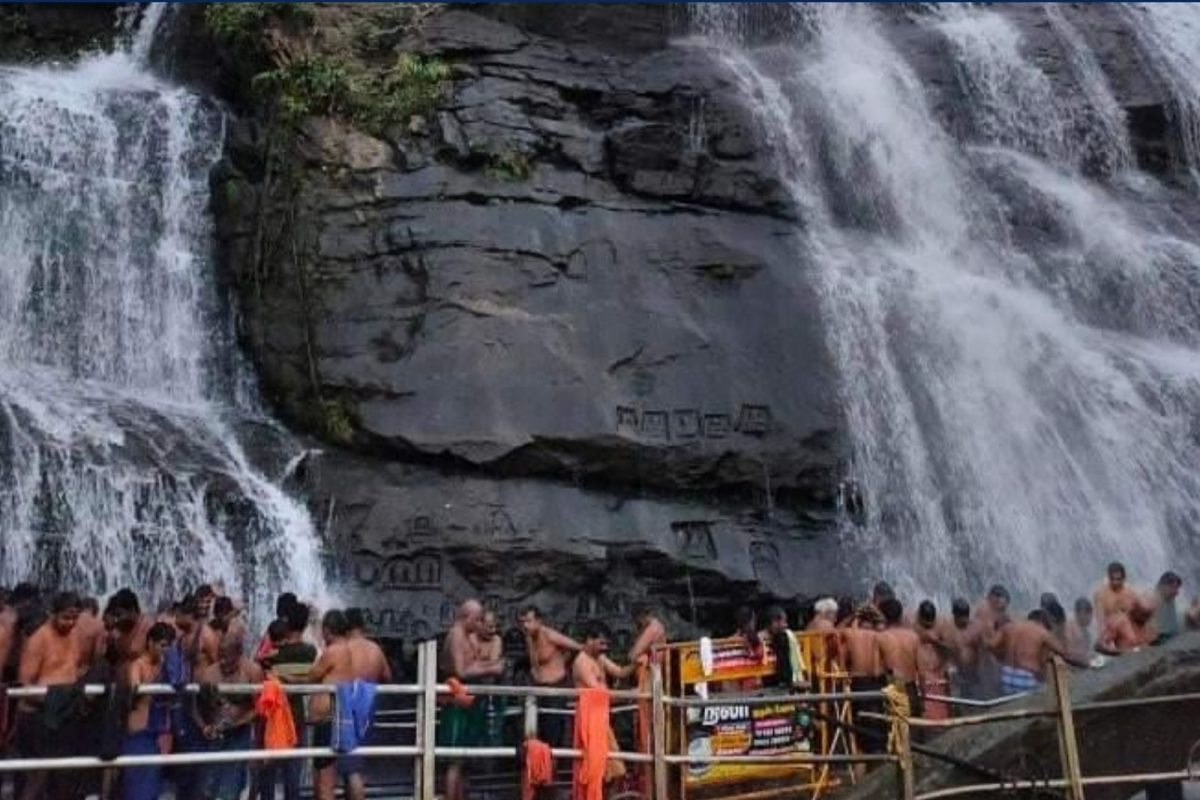குற்றாலத்தில் குவிந்த ஐயப்ப பக்தர்கள்