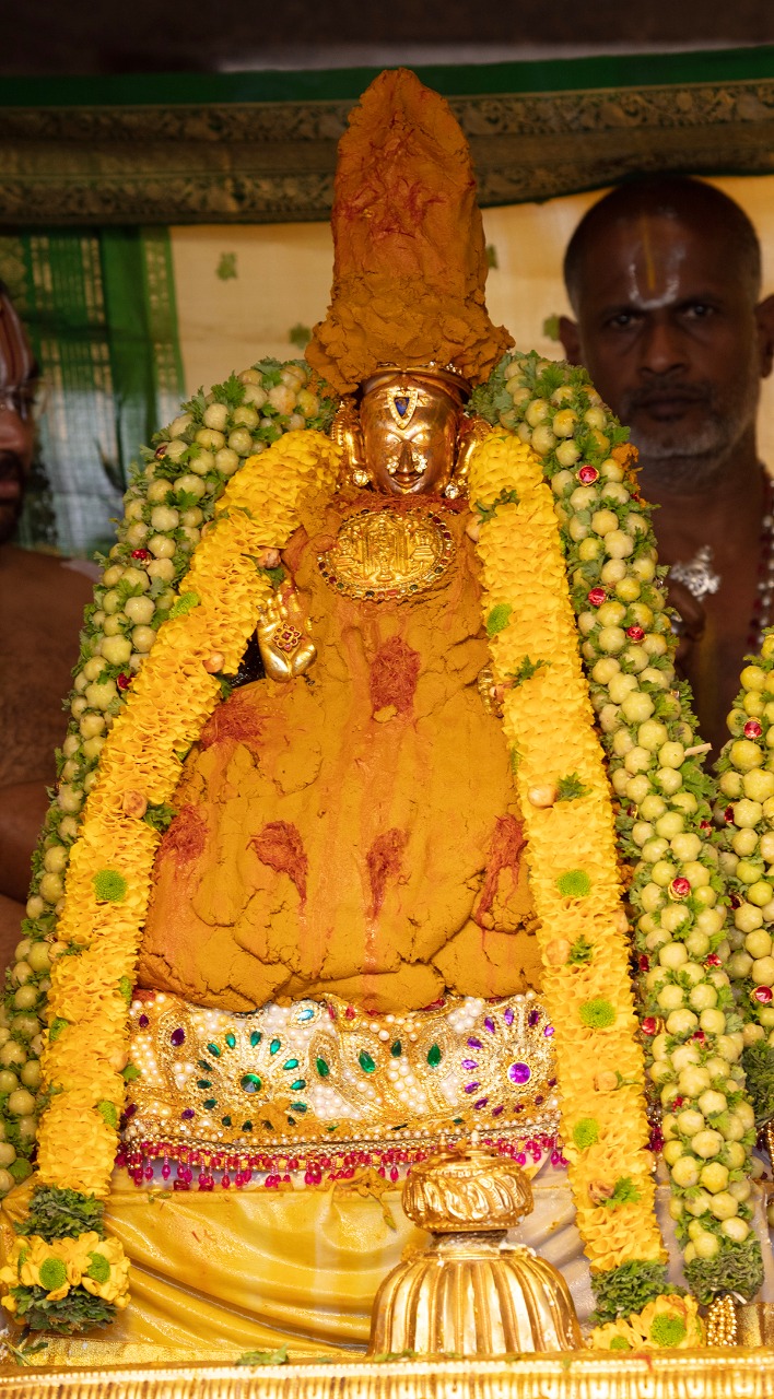 திருச்சானூர் ஸ்ரீ பத்மாவதி அம்மாவாரி பிரம்மோத்ஸவத்தின் கடைசி நாளான திங்கள்கிழமை பஞ்சமிதீர்த்தத் திருவிழாவை முன்னிட்டு திருமலை ஸ்ரீவாரி கோயிலில் இருந்து புடவை அணிவிக்கப்பட்டது.
