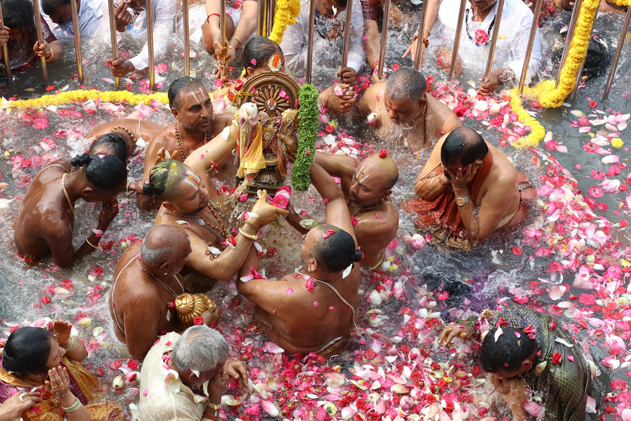  அப்போது தேவஸ்தான அர்ச்சகர்கள் சக்கரத்தாழ்வாரை கோயில் திருக்குளத்திற்குள் கொண்டு சென்று மூன்று முறை குளத்து நீரில் மூழ்கி செய்து தீர்த்தவாரி நடத்தினர்.