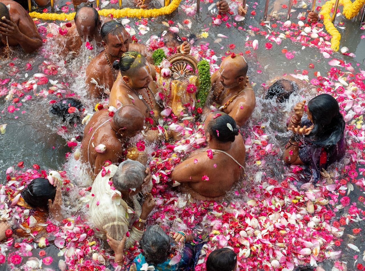  25 லட்சம் ரூபாய் மதிப்பிலான 500 கிராம் எடையுள்ள இரண்டு தங்கப் பதக்கங்கள், நெக்லஸ், சேலை ஆகியவை திருப்பதி வீதிகளில் ஊர்வலமாக எடுத்து வரப்பட்டு அம்மனுக்கு அலங்காரம் செய்யப்பட்டது. பஞ்சமி தீர்த்த மண்டபத்தில் காலை 10 மணி முதல் 11.30 மணி வரை அம்மன் மற்றும் சக்கரத்தாழ்வாருக்கு உற்சவ ஸ்நாபன திருமஞ்சனம் நடந்தது.