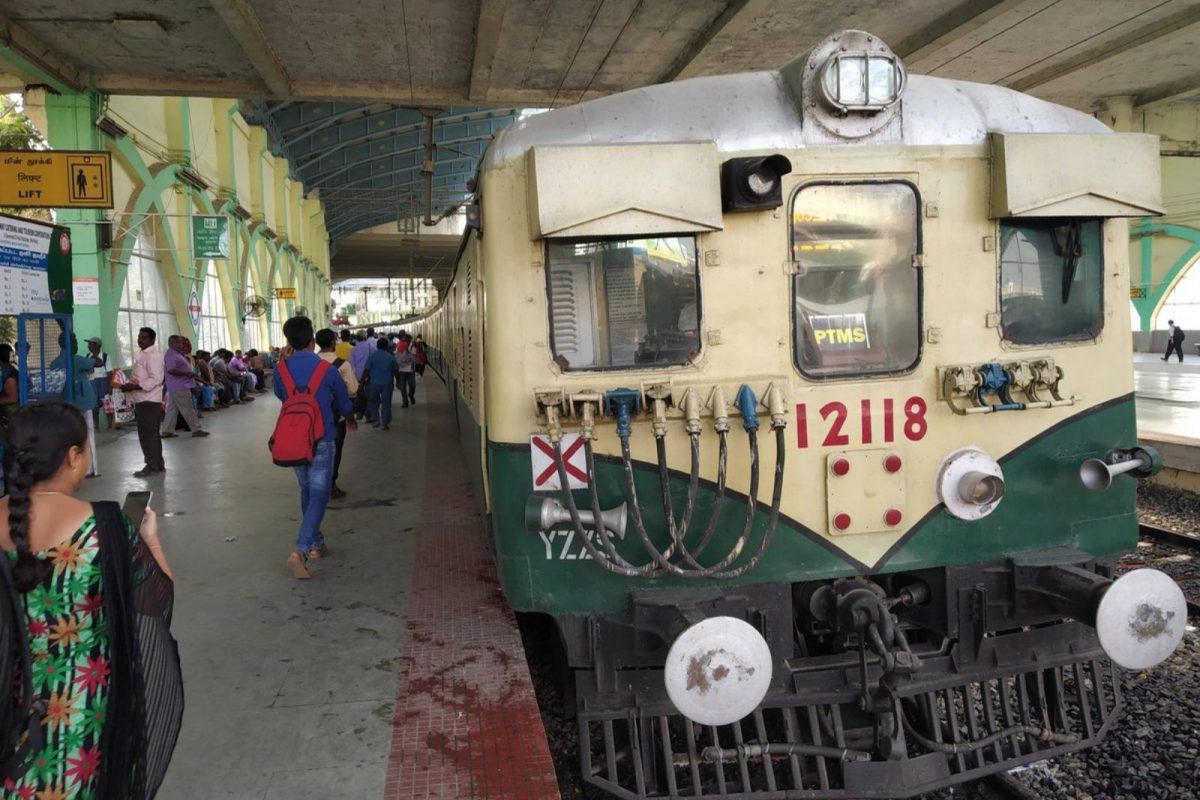 அதிர்ச்சி : ரயிலில் பைக்குள் வைத்து குழந்தையை விட்டு சென்ற பெண்..!