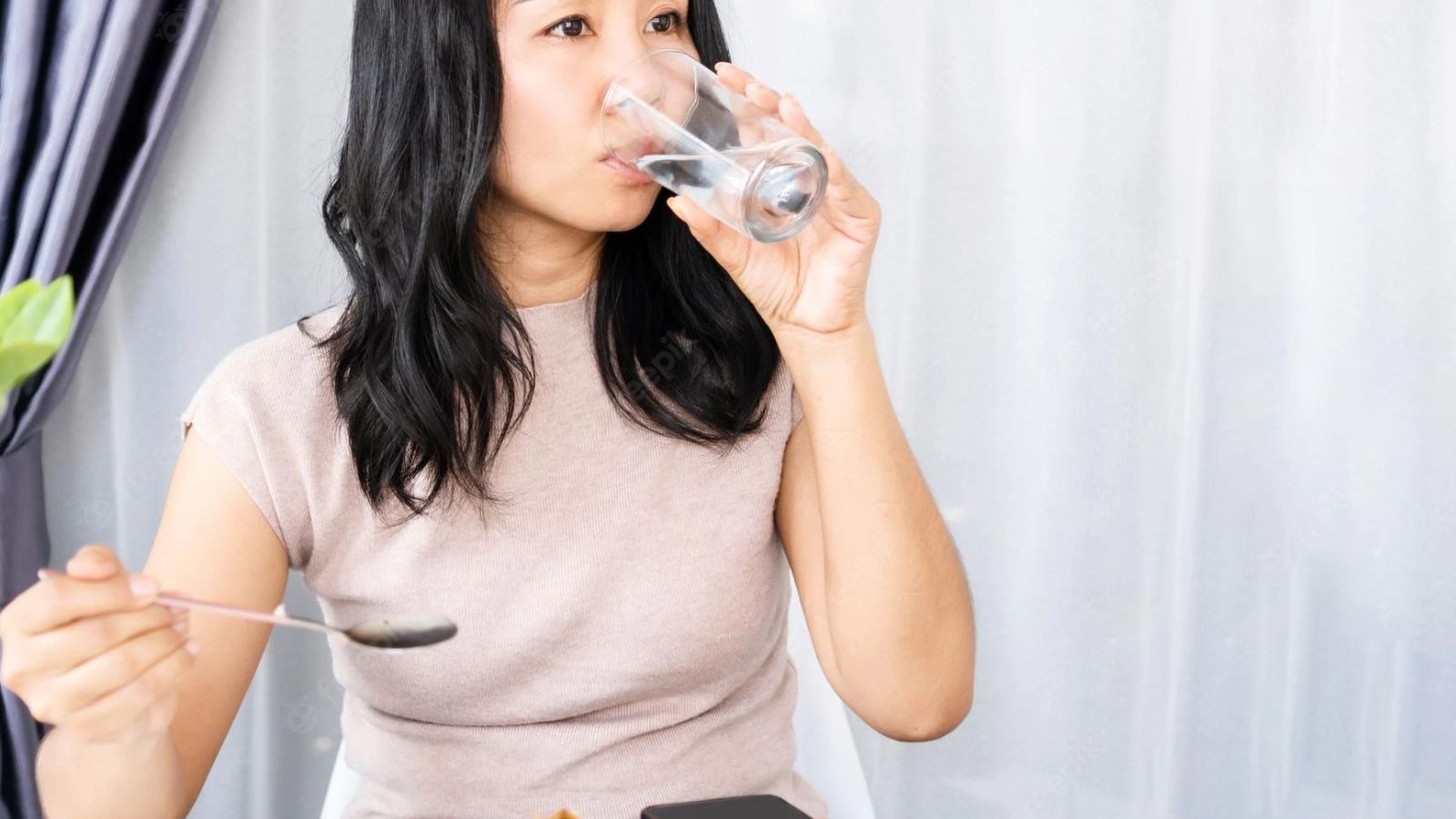 இரவு தூங்கச்செல்வதற்கு முன்னர் தண்ணீர் குடிப்பதால் இத்தனை நன்மைகளா..?