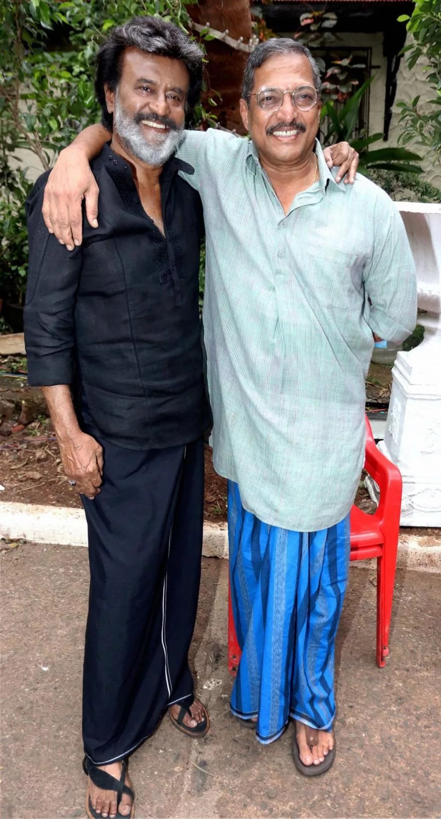  காலா திரைப்படத்தில் வில்லனாக நடித்த நானா படேகர் உடன் ரஜினிகாந்த்.