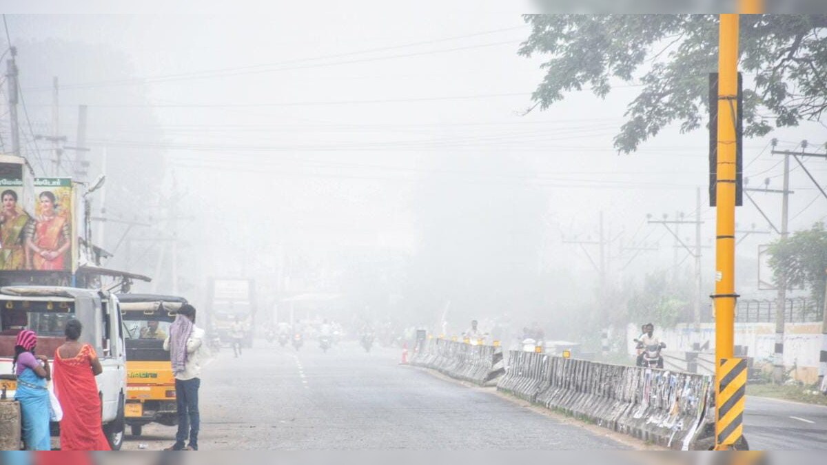 விழுப்புரத்தில் கடும் பனிமூட்டம்.. வெண்மையாக காட்சியளிக்கும் சாலையில் ஊர்ந்து செல்லும் வாகனங்கள்.. 