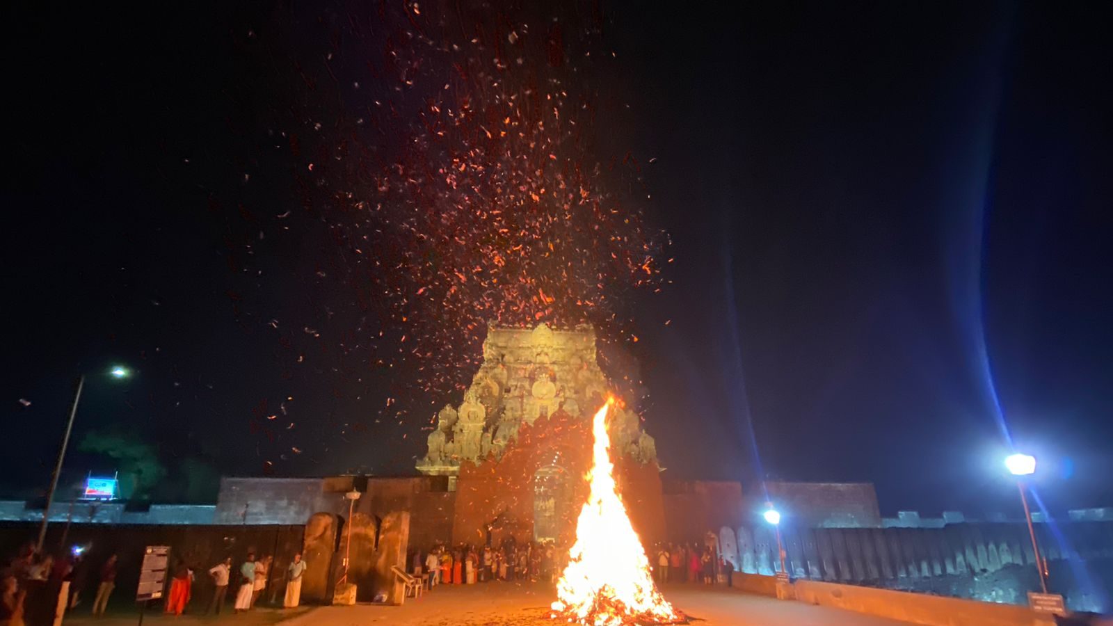 தஞ்சை பெரிய கோயிலில் கார்த்திகைக்காக எரிக்கப்பட்ட சொக்கப்பனை