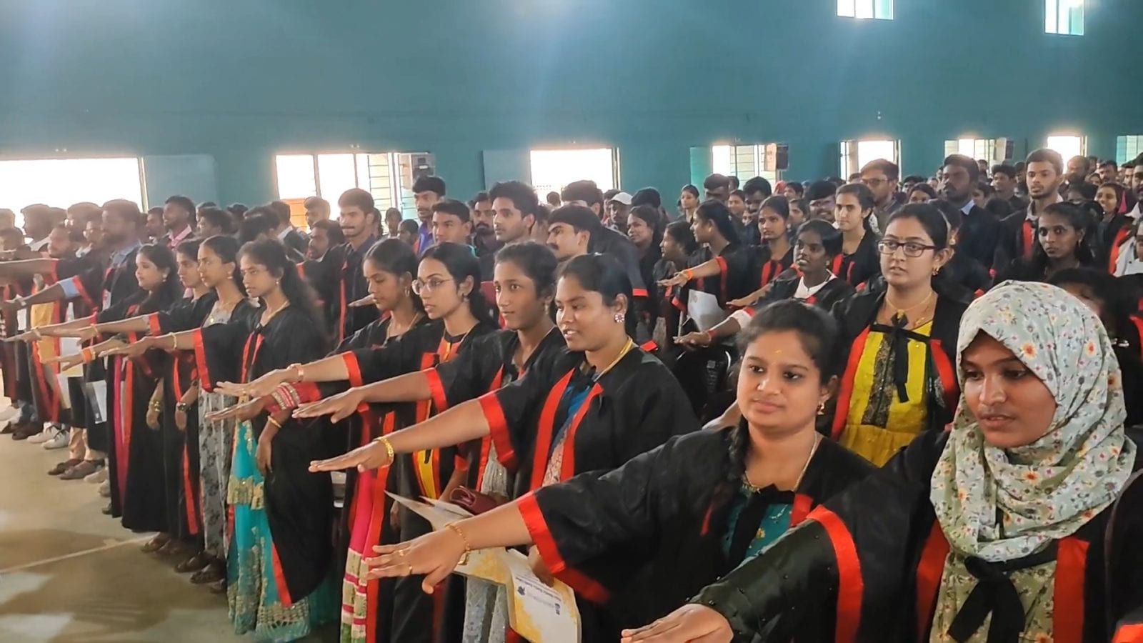 தேனி ராவுத்தர் ஹௌதியா கல்லூரியில் பட்டமளிப்பு விழா.. மகிழ்ச்சியில் துள்ளி குதித்த மாணவர்கள்!