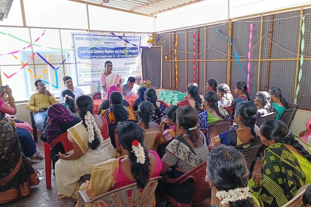 தேனியில் பெண்களுக்கு வீட்டிலேயே நாப்கின் தயாரிக்கும் பயிற்சி