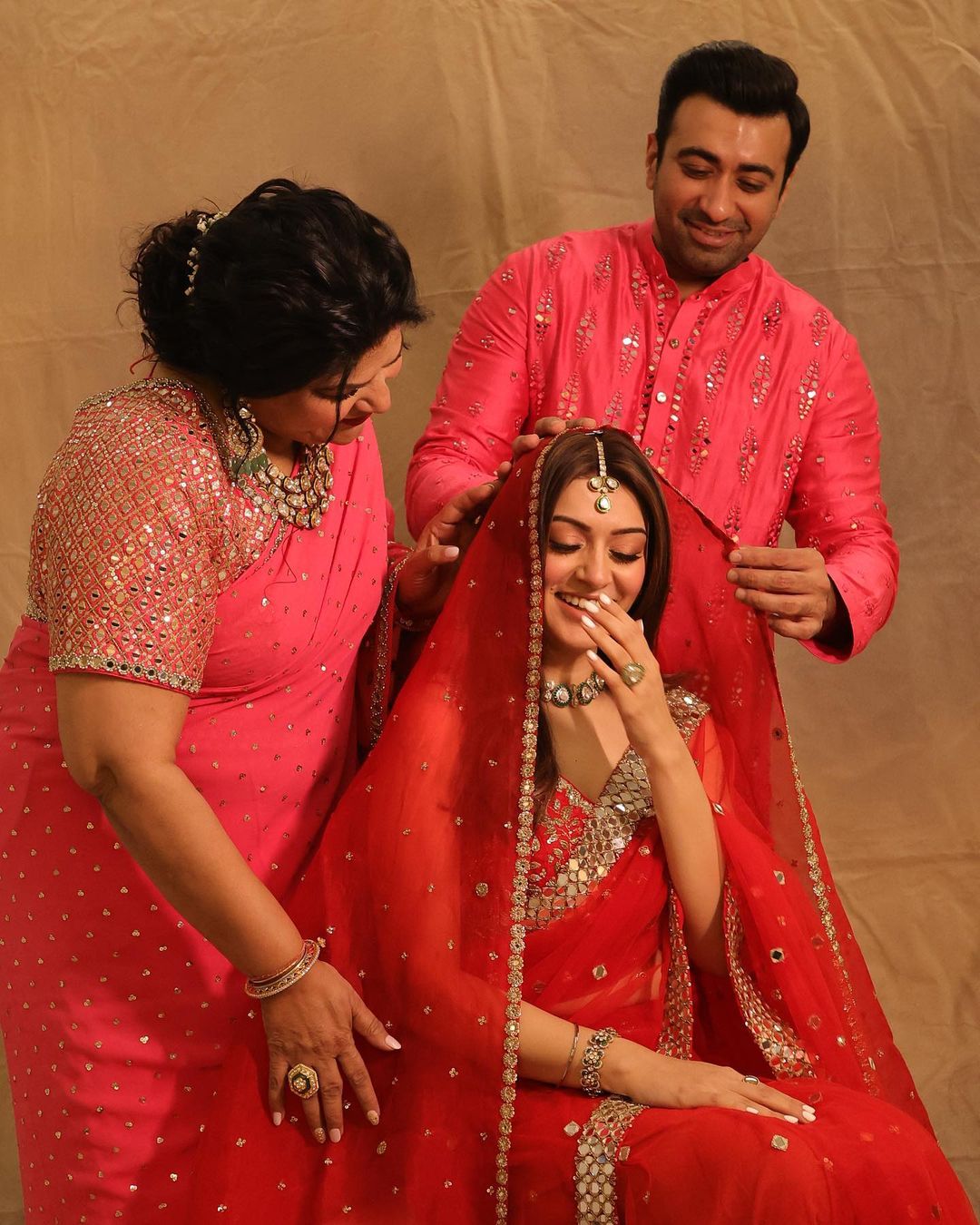 சகோதரர் மற்றும் தாயுடன் வெட்கப்பட்டு சிரிக்கும் நடிகை ஹன்ஷிகா