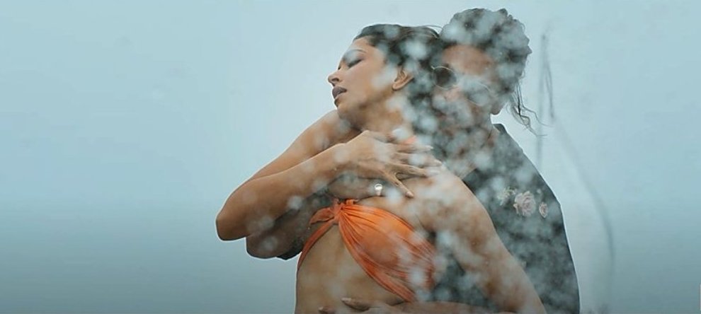  வெறுப்புணர்வால் இந்தி திரைப்பட ரசிகர்களின் மனங்கள் துண்டாடப்பட்டுள்ள நிலையில், இந்திப் படங்கள் எதுவும் வெற்றி பெறாததில் அச்சரியம் இல்லை. பாலிவுட் ஒரேயடியாக நெடித்துப் போயிருக்கும் நிலையில், 2023 ஜனவரி 25 வெளியாகவிருக்கும் ஷாருக்கானின் பதான் அந்த நிலையை மாற்றும் என்ற எதிர்பார்ப்பு பலருக்கும் இருந்தது. அதற்கேற்ப படத்தின் டீசர் நல்ல வரவேற்பை பெற்றது. இந்நிலையில், படத்தின் ஒரு பாடலை வெளியிட்டனர். இதில் காவி நிற பிகினி உடையில் இருக்கும் தீபிகா படுகோனுடன் ஷாருக்கான் நடனமாடுகிறார். இந்த காவி உடைதான் இப்போது சர்ச்சையாகியுள்ளது.