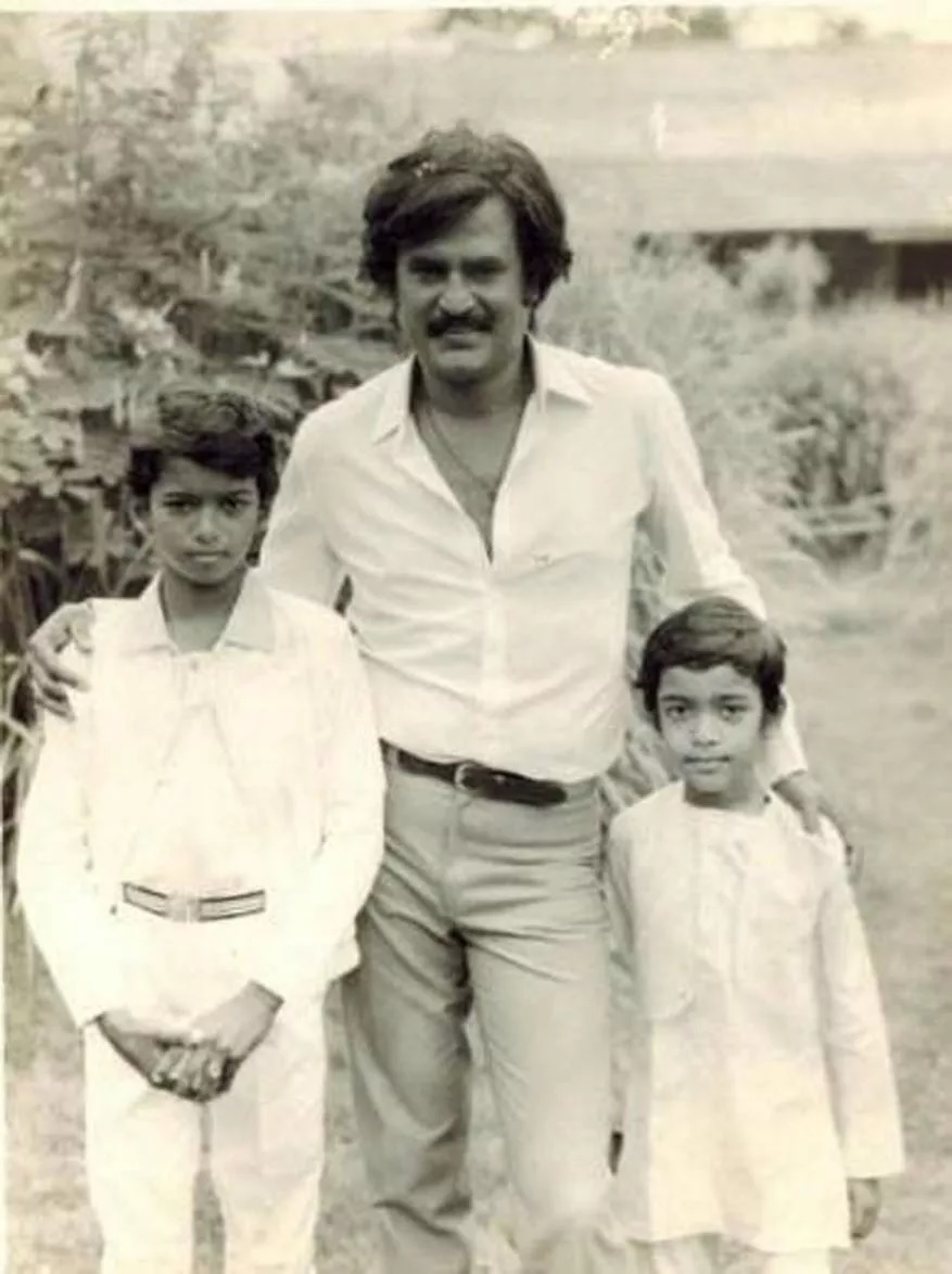  நடிகர் ரஜினிகாந்த் உடன் சிறுவயதில் விஜய் எடுத்துக்கொண்ட புகைப்படம்.