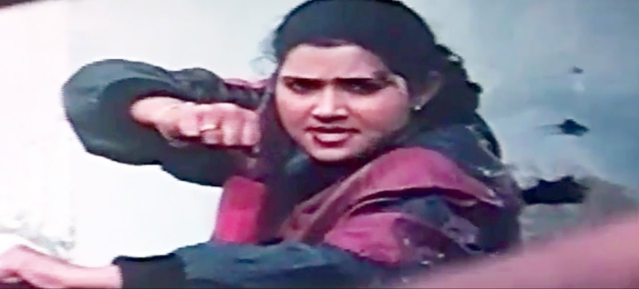  வாணி விஸ்வநாத் என்ற பெயரைப் பார்த்து, அவர் நடிகர் விஸ்வநாதனின் மகள் என்று பலரும் நினைத்தனர். சில பத்திரிகைகள் அப்படி எழுதவும் செய்தன. இன்றும் அந்தப் பிழை தொடர்கிறது. ஆனால், வாணி விஸ்வநாத்தின் தந்தை மலையாளி. பிரபல ஜோதிடர். தனது மகள் சினிமா, அரசியல் இரண்டிலும் ஜொலிப்பார் என வாணி விஸ்வநாத்தின் 13 வது வயதிலேயே கணித்திருக்கிறார். அந்த கணிப்பு, வாணி விஸ்வநாத்தின் 15 வது வயதில் நிறைவேறியது. மண்ணுக்குள் வைரம் படத்தில் அறிமுகமானார். அடுத்த வருடமே மாங்கல்ய சார்த்து என்ற மலையாளப் படத்தில் நடிக்க வாய்ப்பு கிடைத்தது.